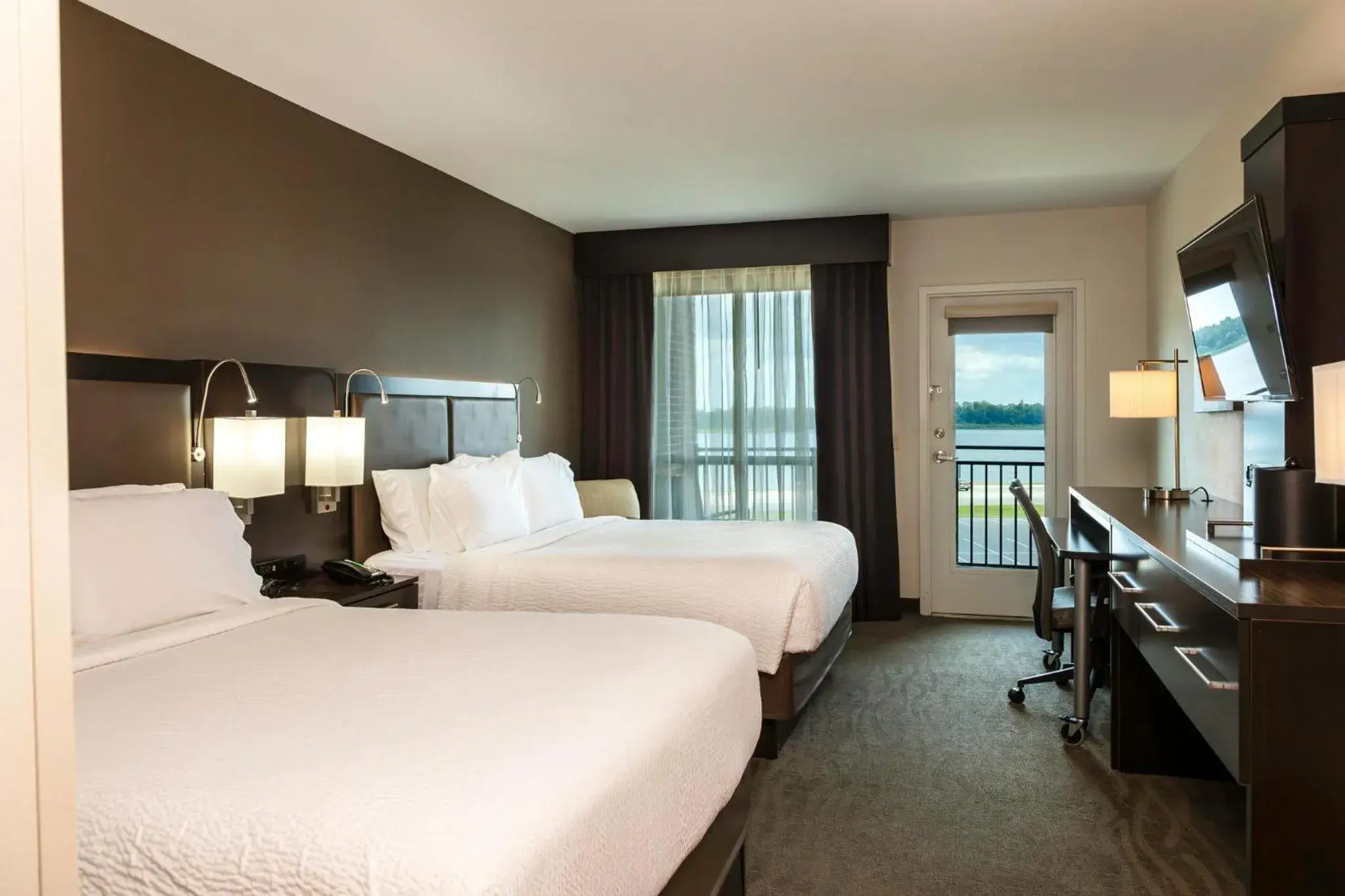 Standard Queen Room with River View and Balcony in Holiday Inn Paducah Riverfront by IHG Standard Queen Room with River View and Balcony in Holiday Inn Paducah Riverfront by IHG