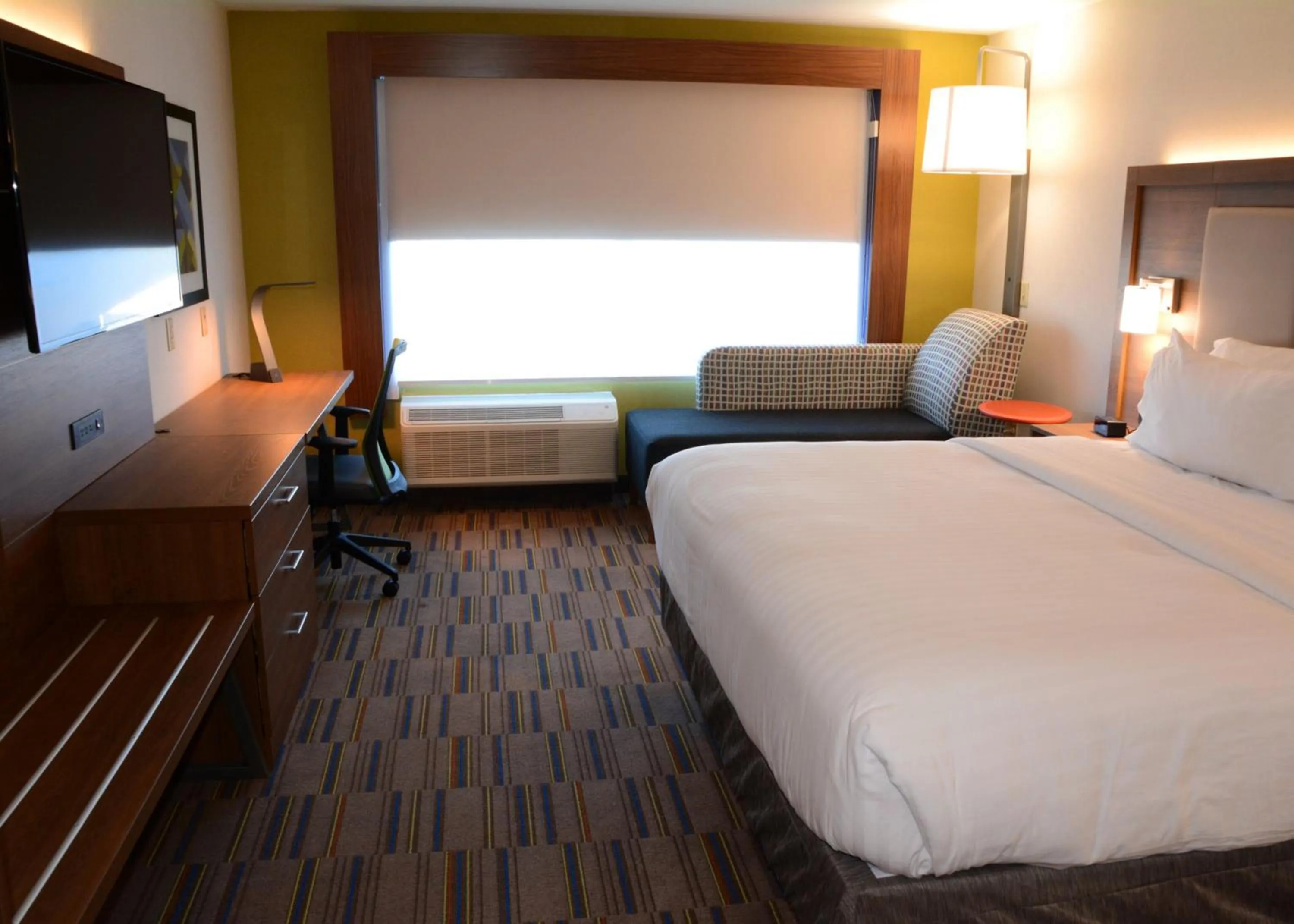 Photo of the whole room, Bed in Holiday Inn Express & Suites - Pittsburgh - Monroeville by IHG