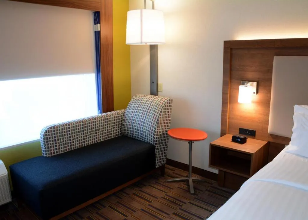Bed in Holiday Inn Express & Suites - Pittsburgh - Monroeville by IHG