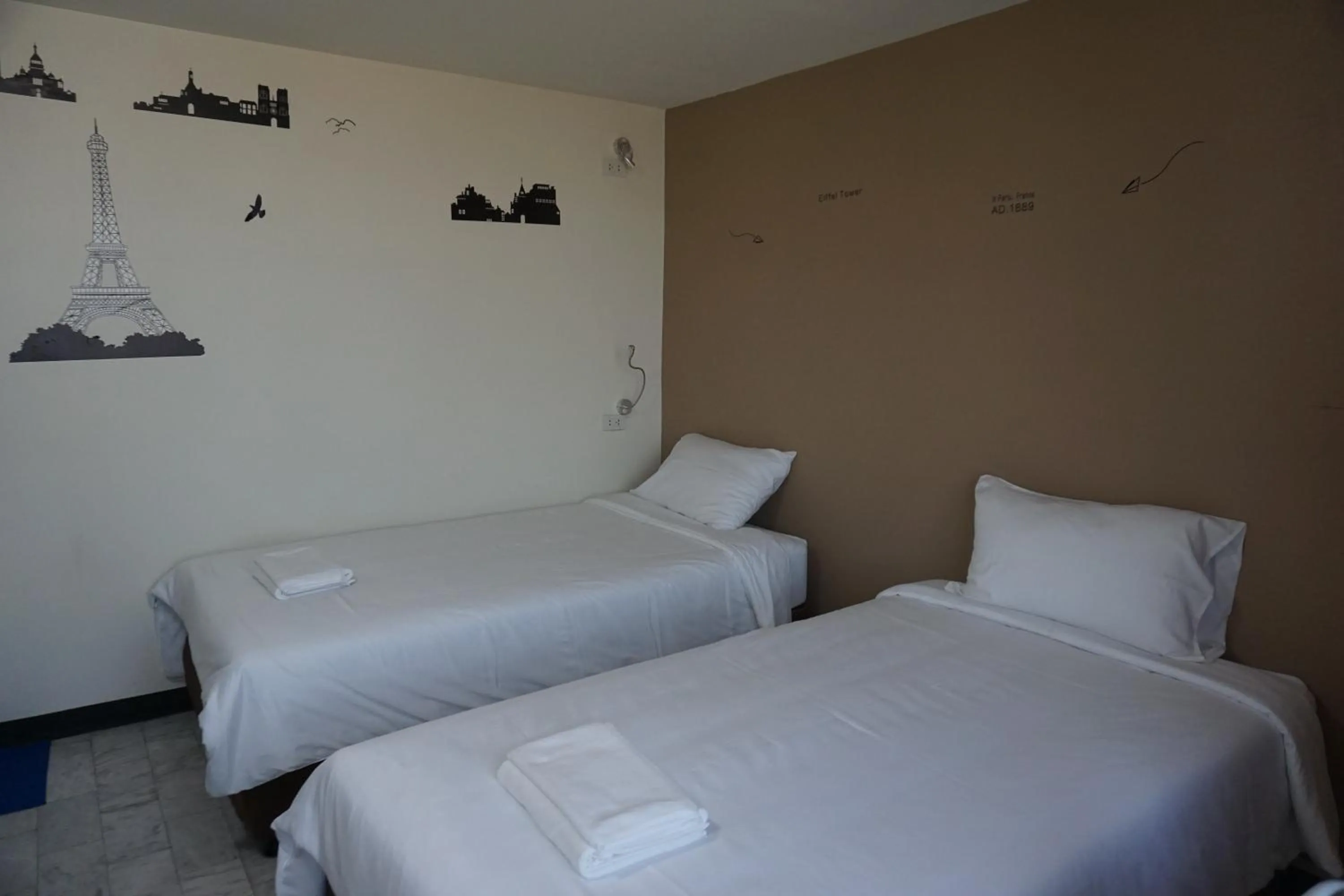 Photo of the whole room in Like Home