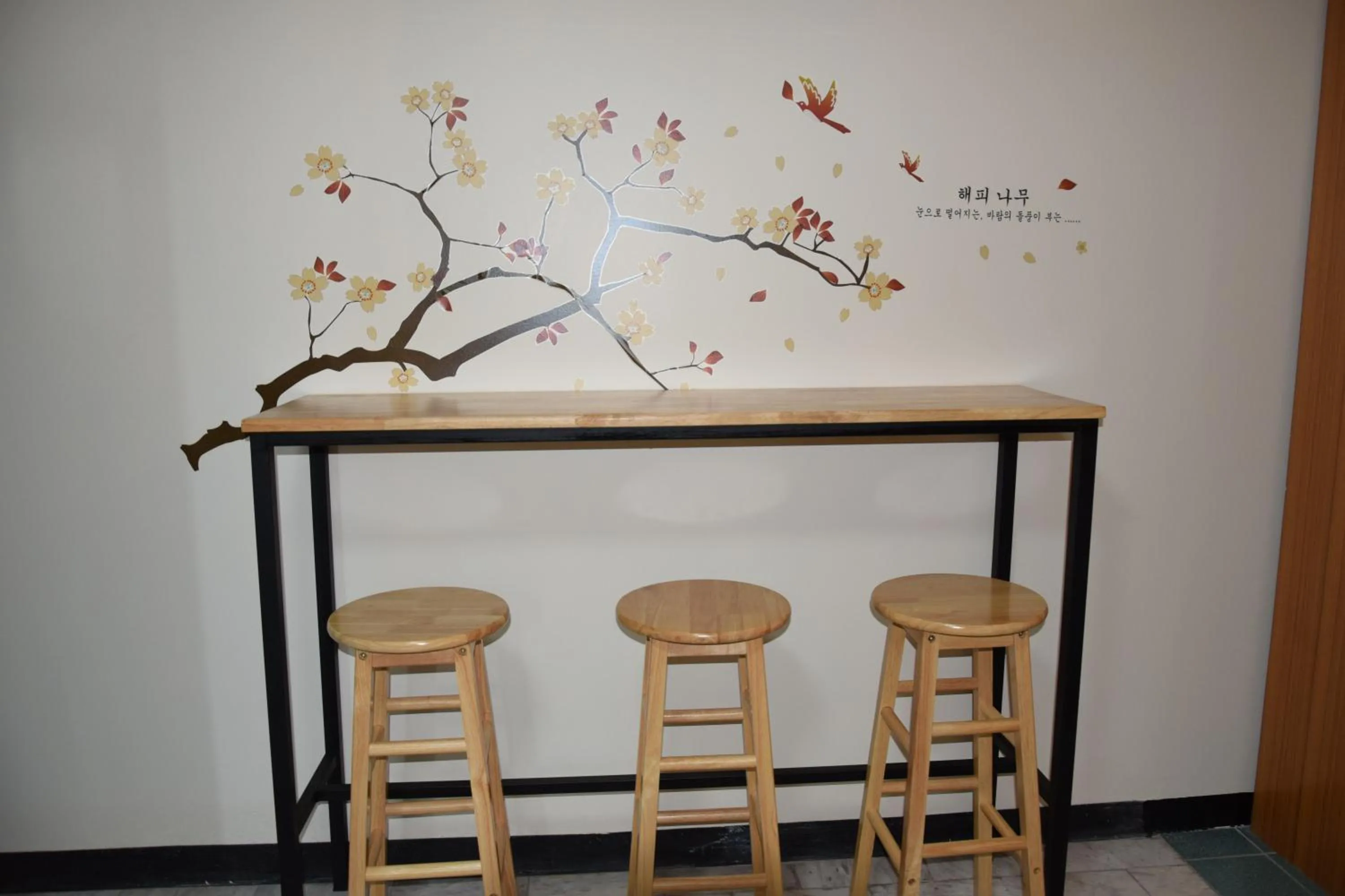 Photo of the whole room in Like Home