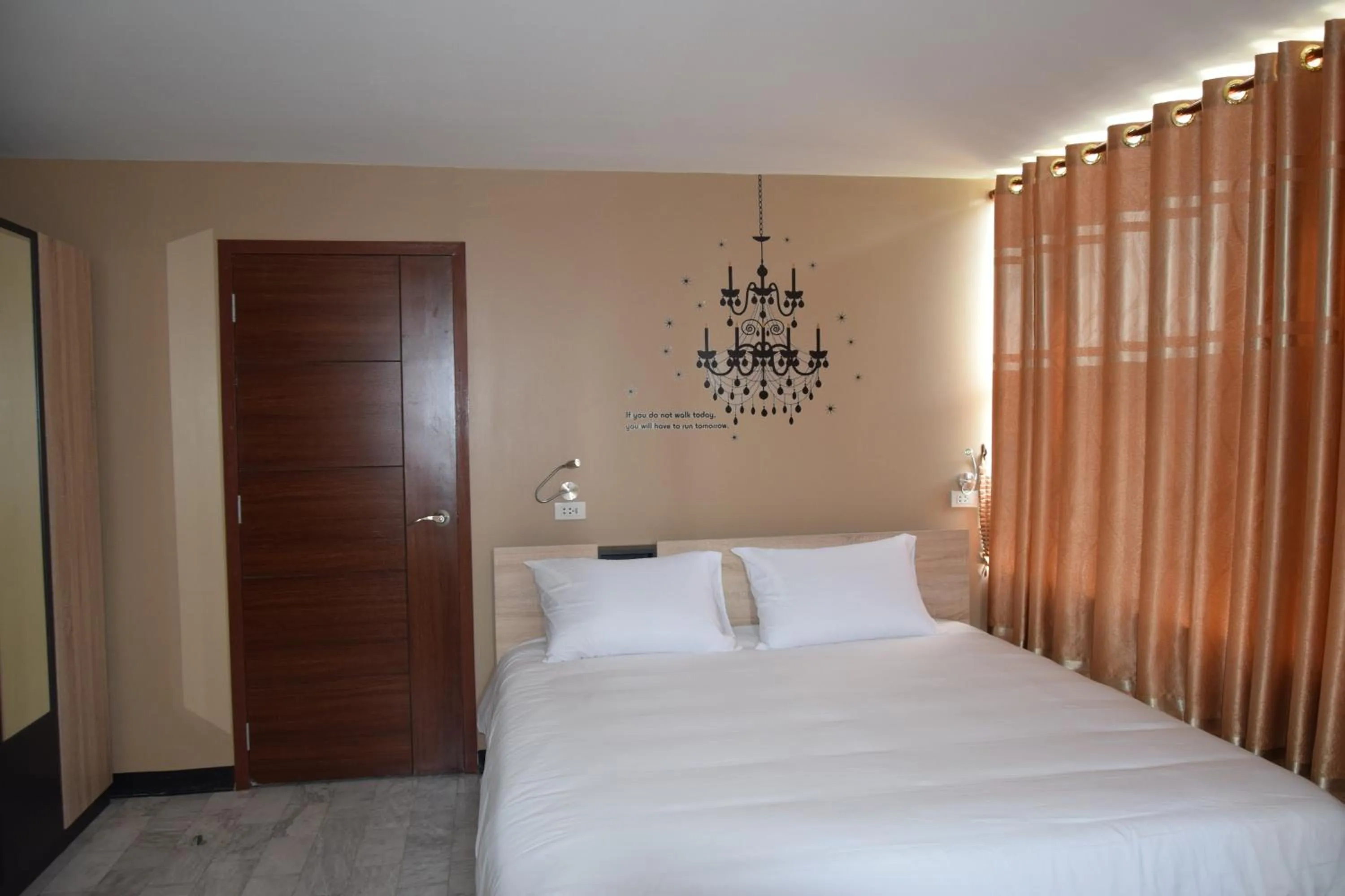 Photo of the whole room in Like Home