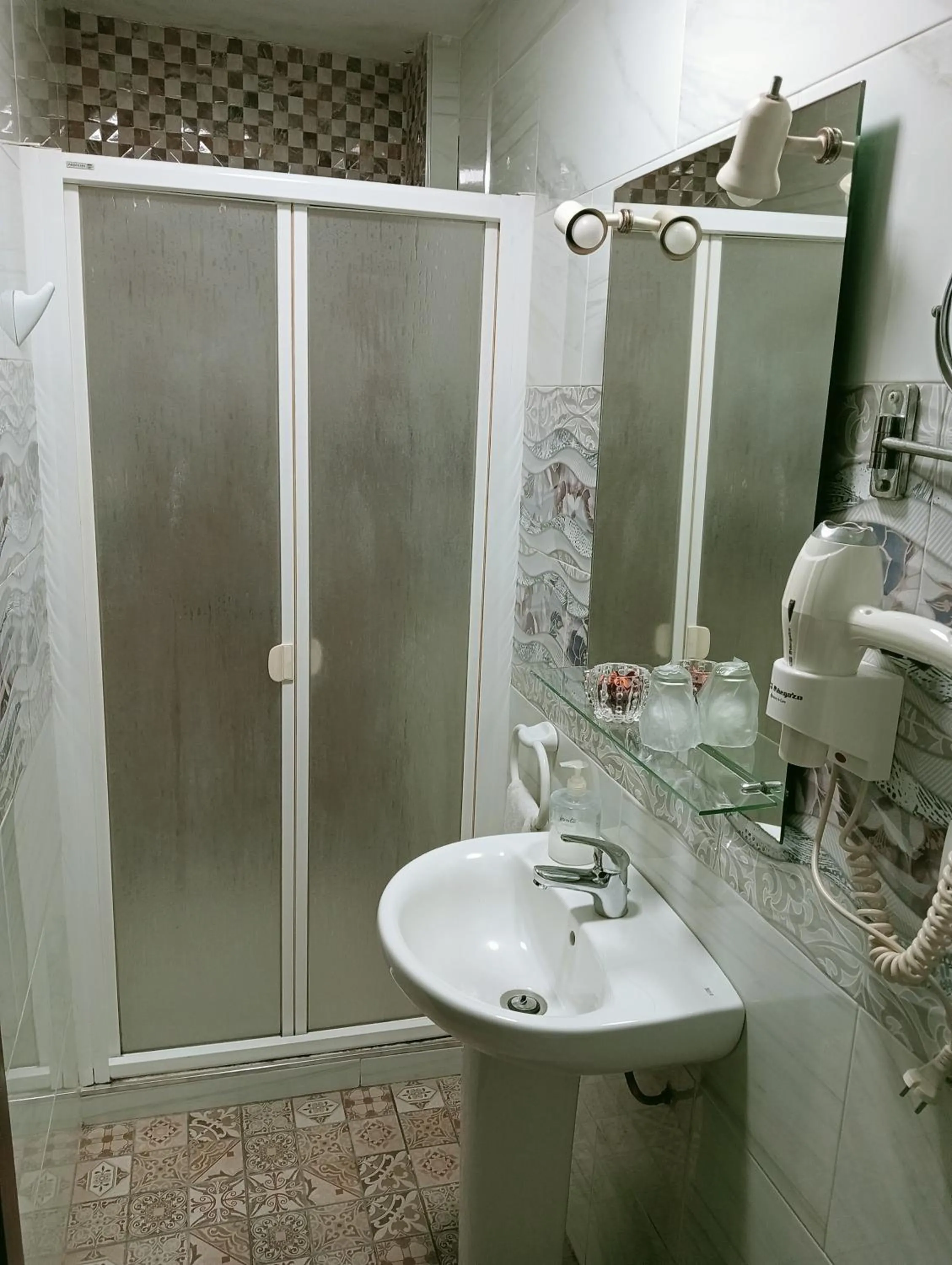 Shower in Hostal Rocio