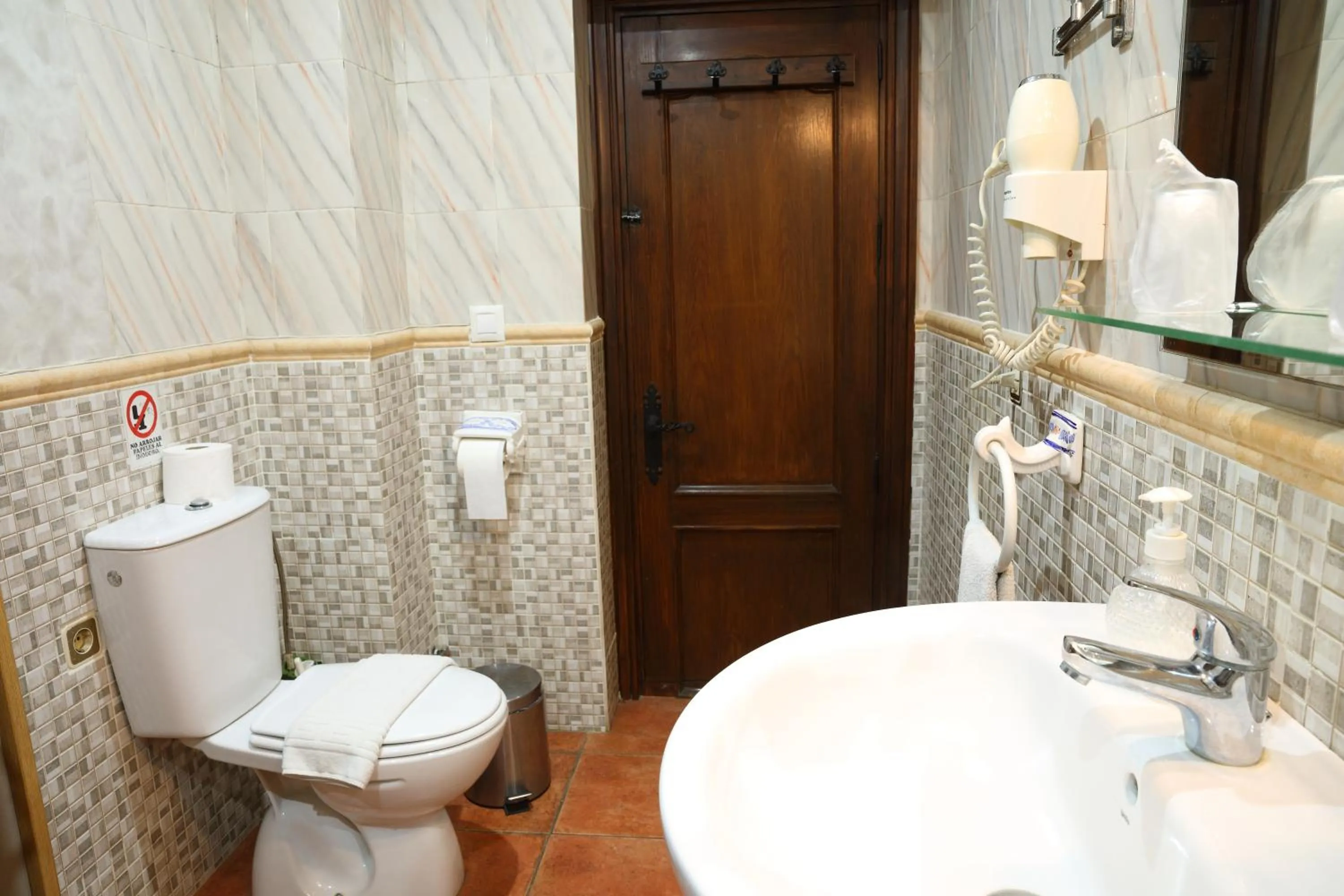 Toilet in Hostal Rocio
