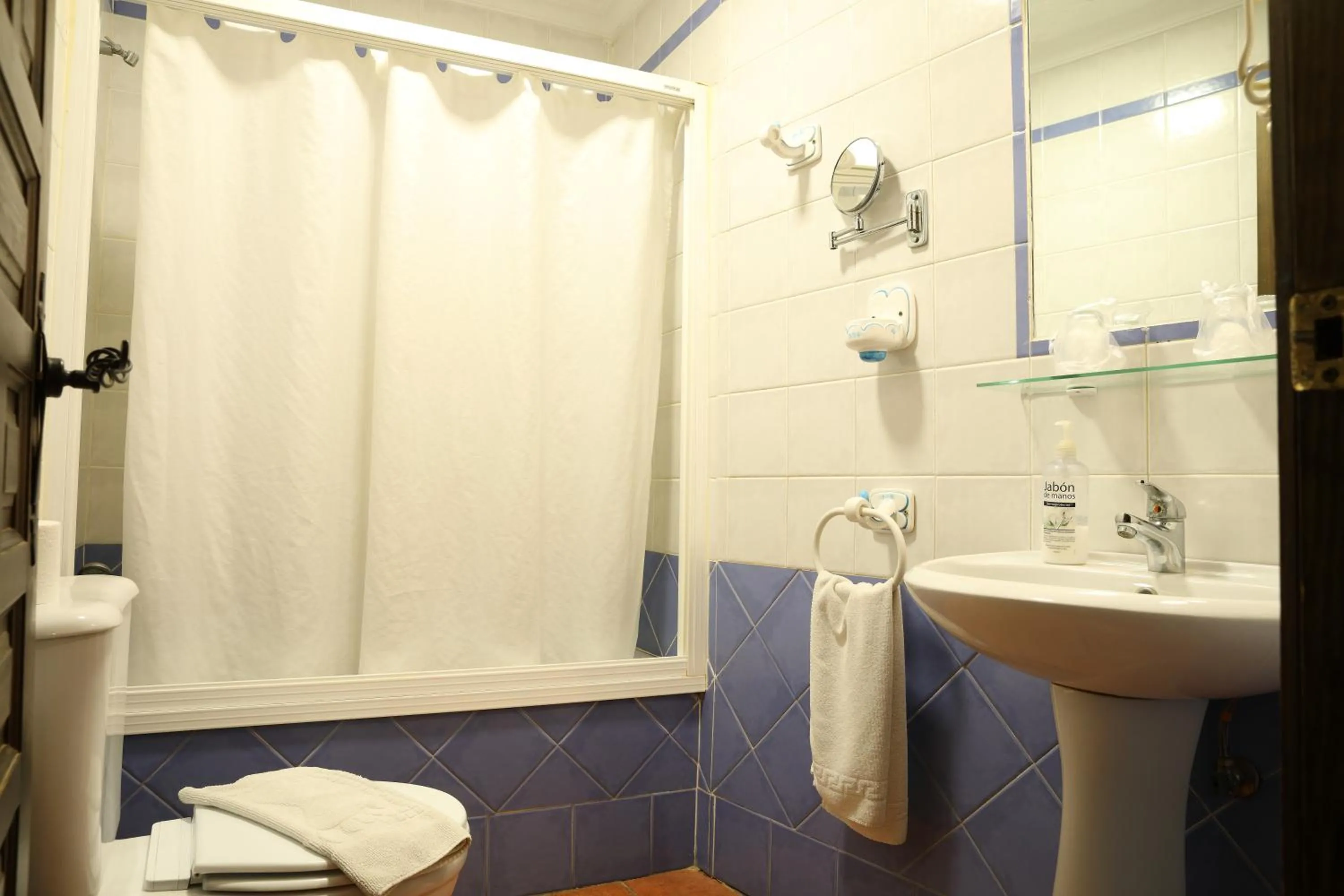Bathroom in Hostal Rocio