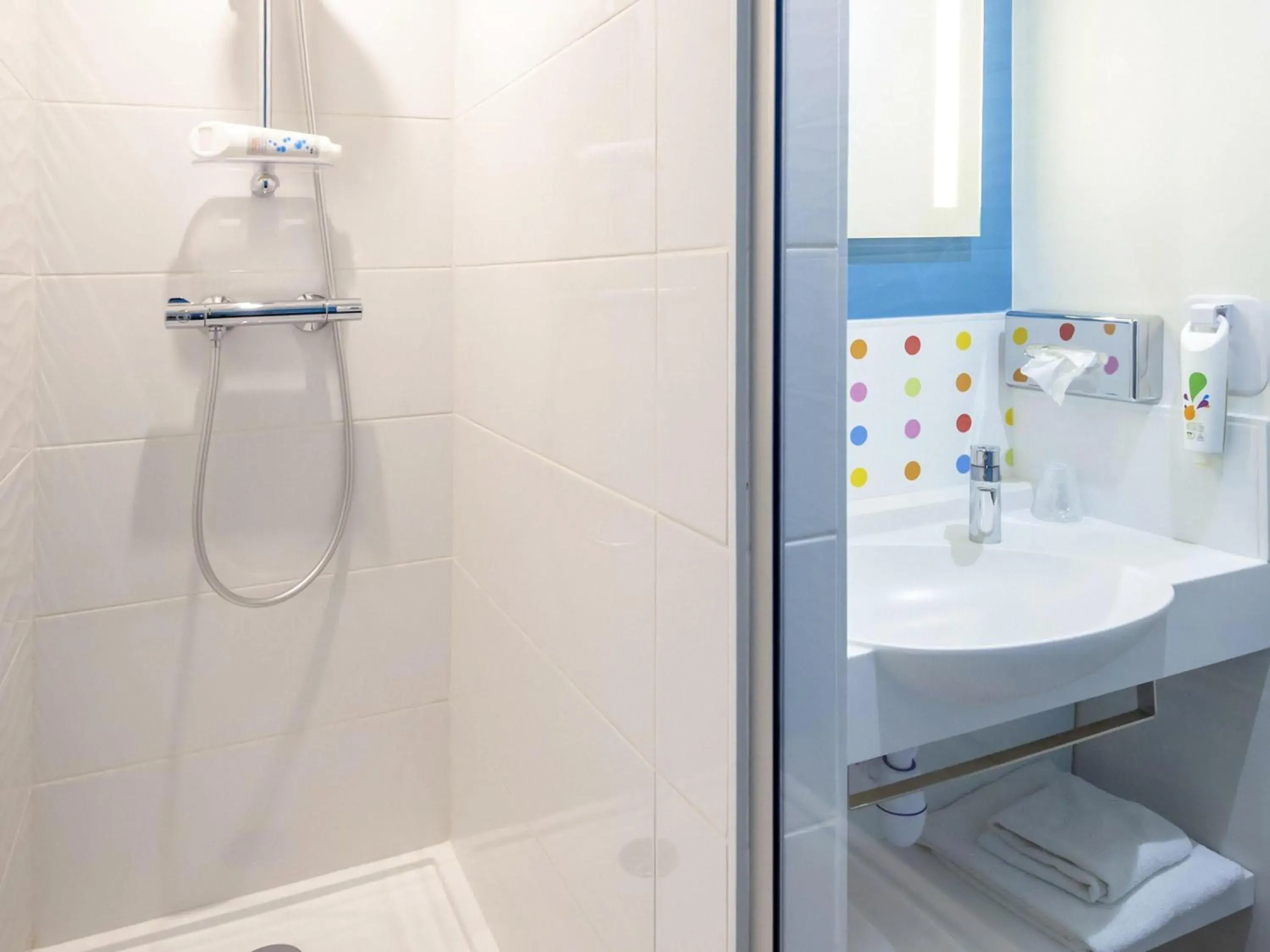 Bedroom in ibis Styles Fréjus St Raphael Bedroom in ibis Styles Fréjus St Raphael