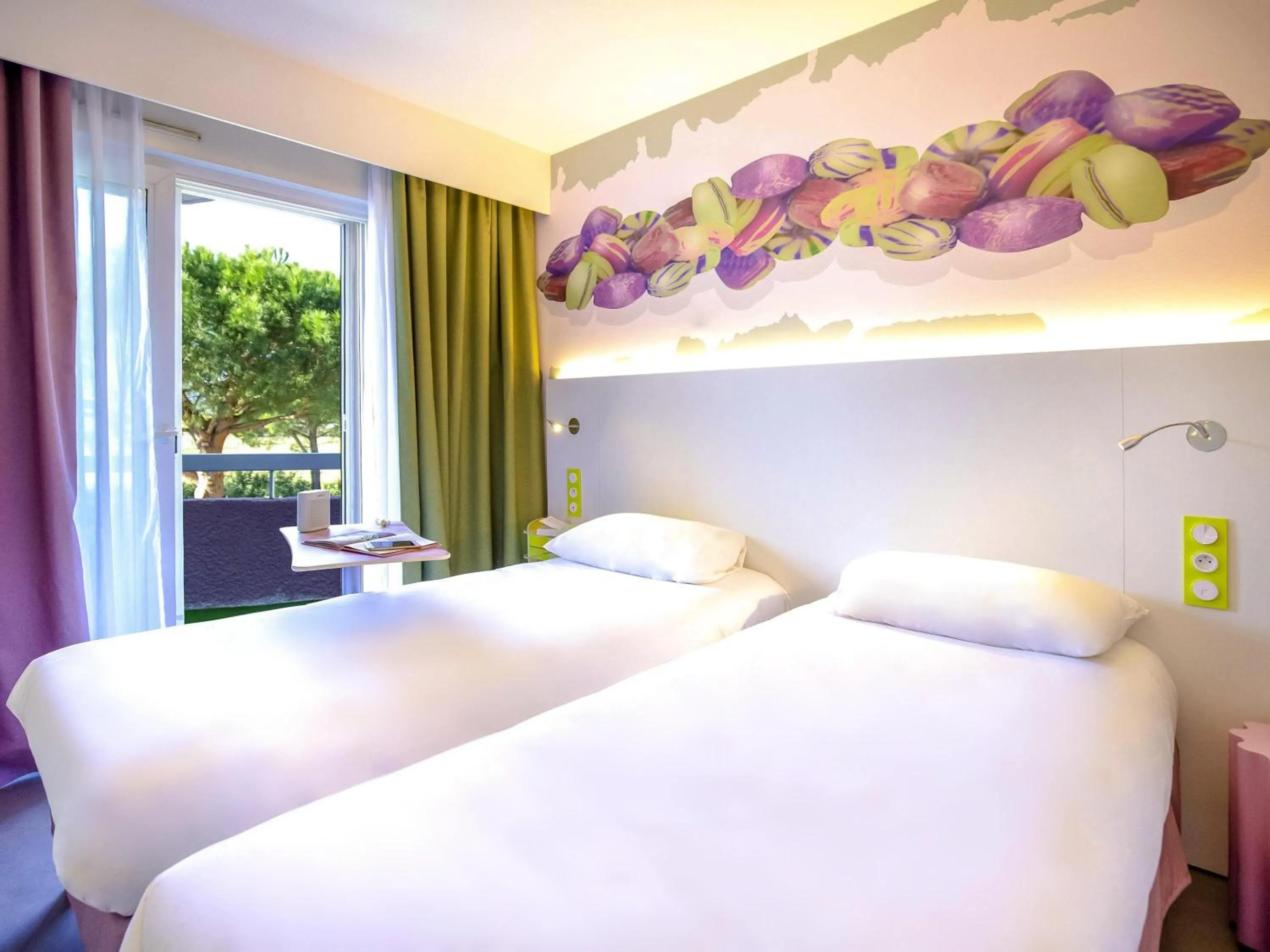 Bedroom, Bed in ibis Styles Fréjus St Raphael