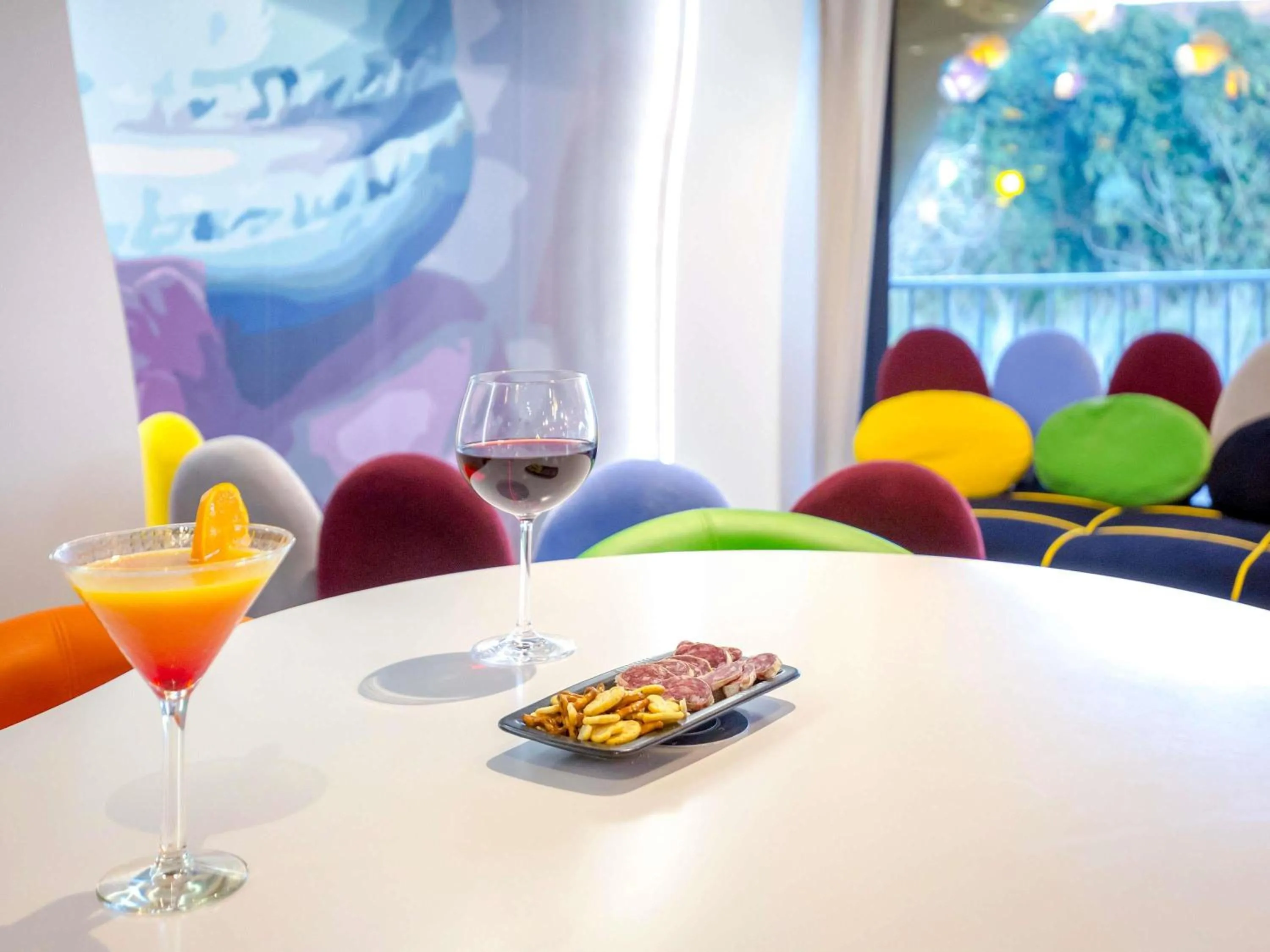 Lounge or bar in ibis Styles Fréjus St Raphael