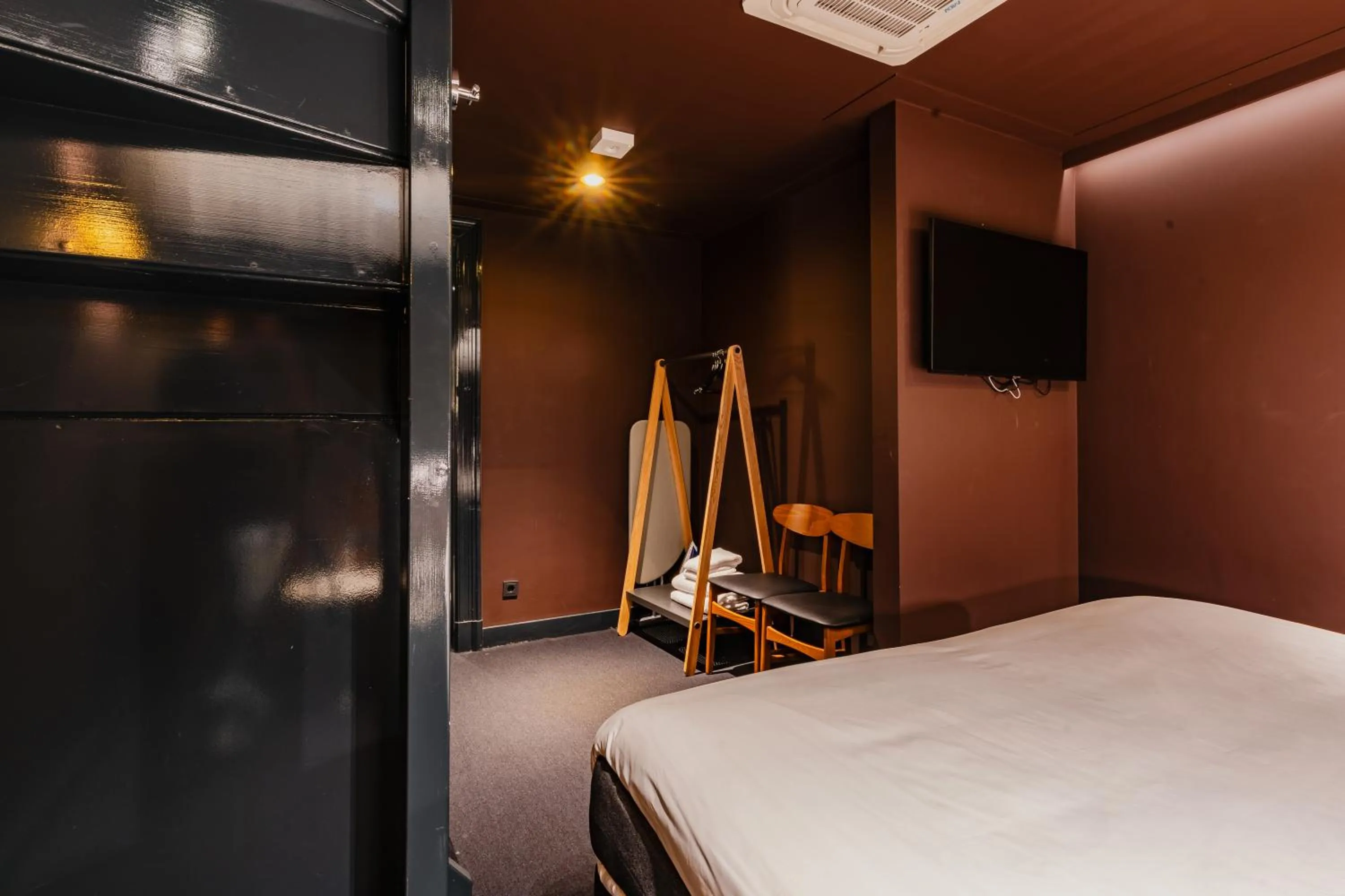 Seating area, Bed in De Jonker Urban Suites