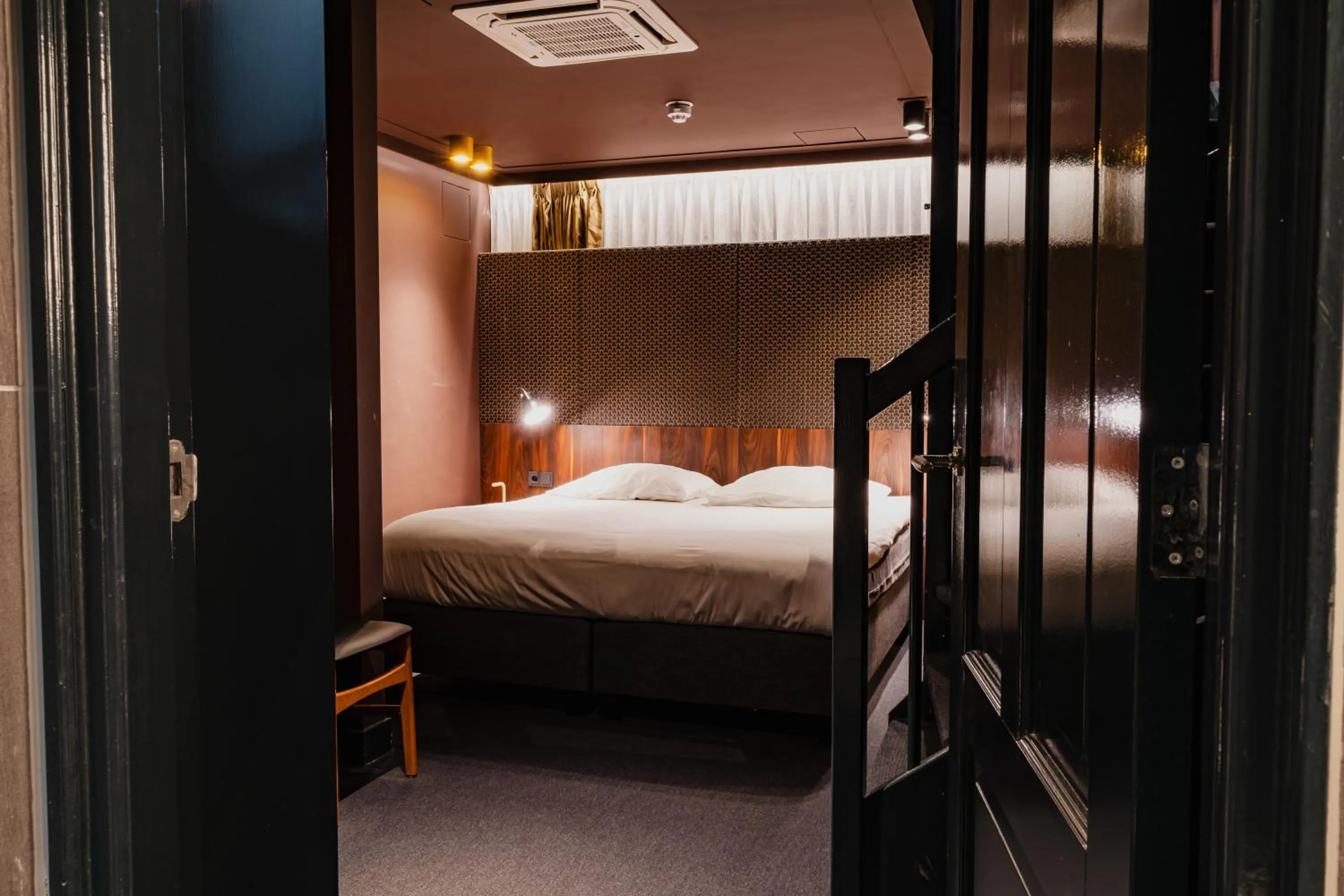 Bed in De Jonker Urban Suites