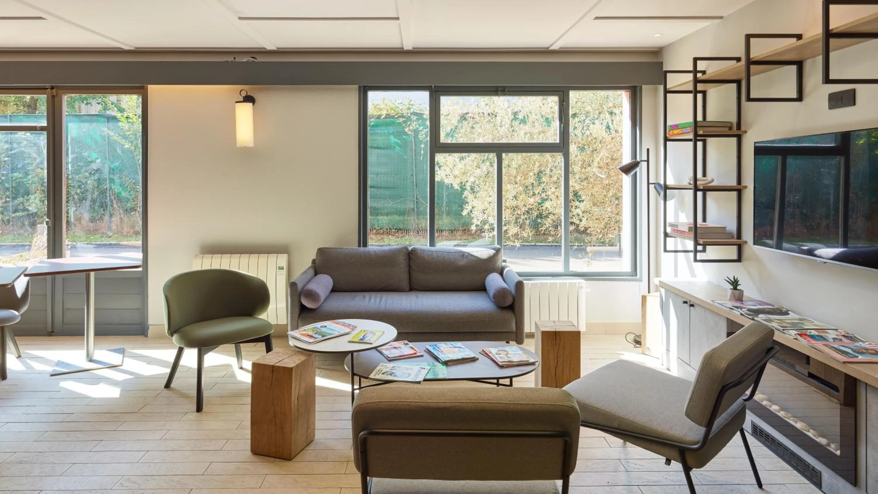 Communal lounge/ TV room in Campanile NATURE - Martigues