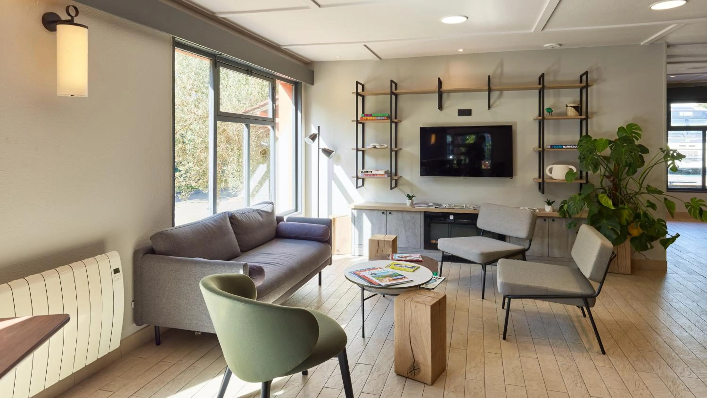 Communal lounge/ TV room in Campanile NATURE - Martigues
