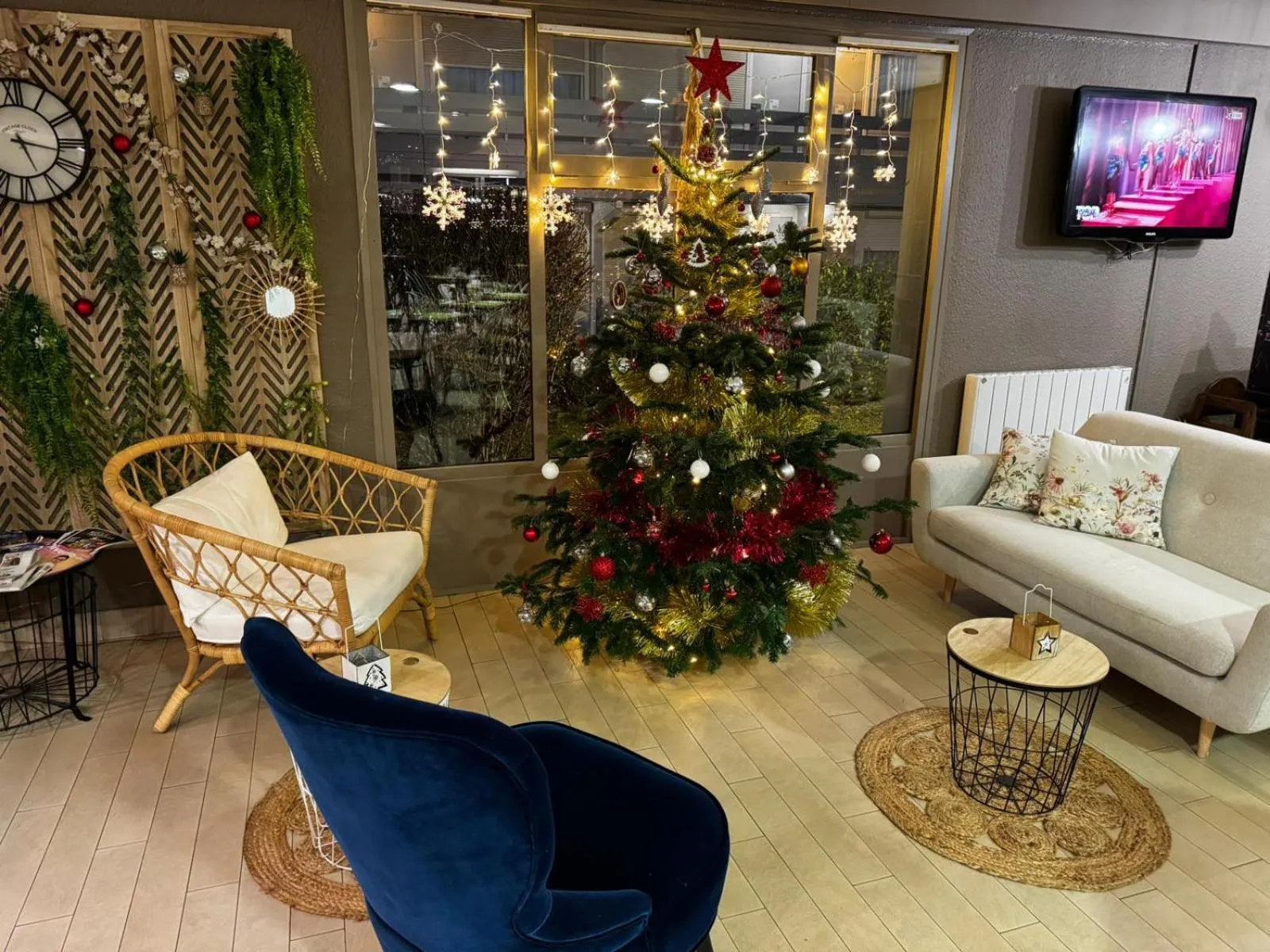 Living room in Campanile Metz Est Technopole - Restaurant