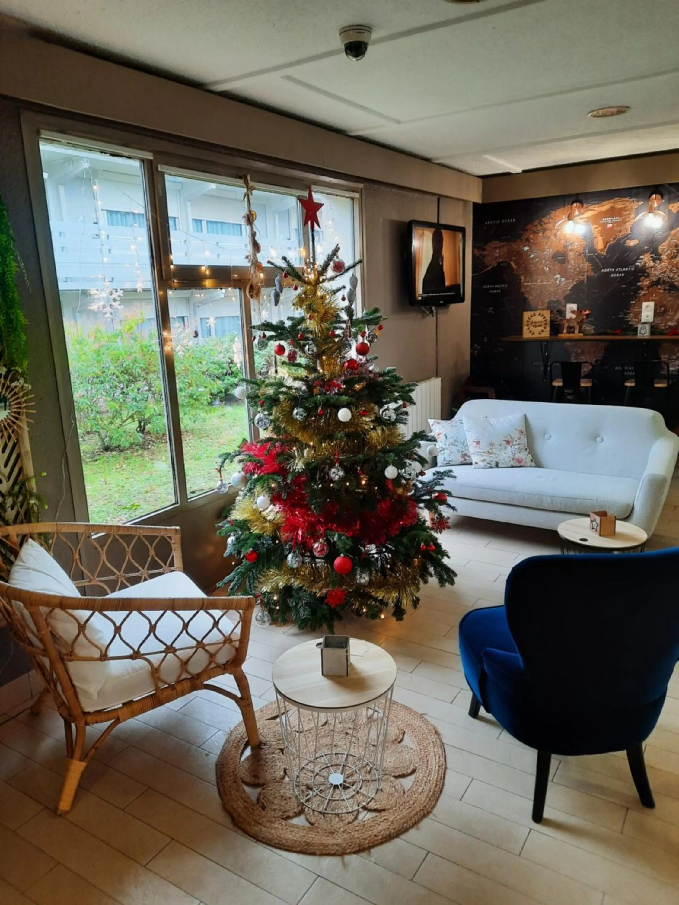 Living room, Bed in Campanile Metz Est Technopole - Restaurant