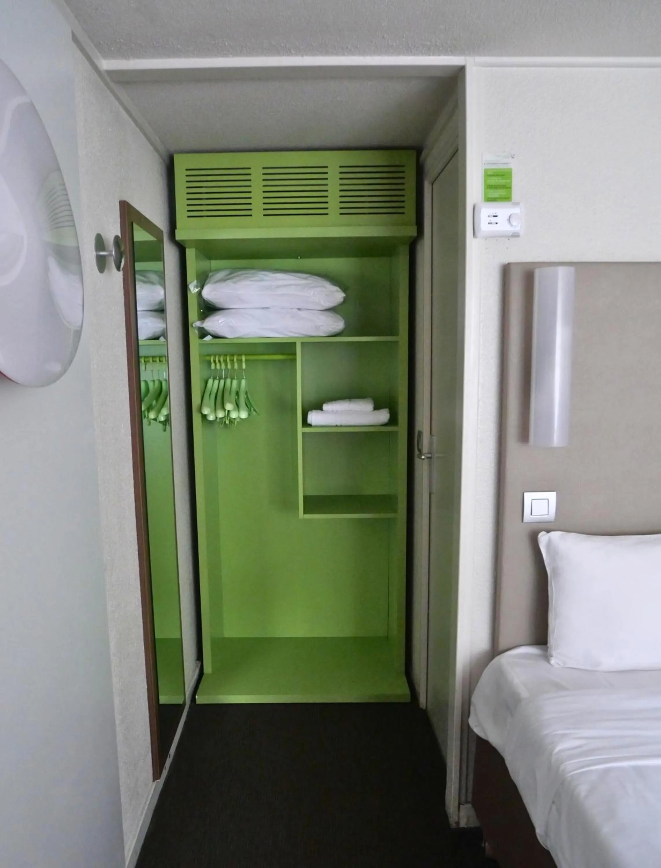 Bedroom, Bed in Campanile Montélimar Nord - A7 sortie 17