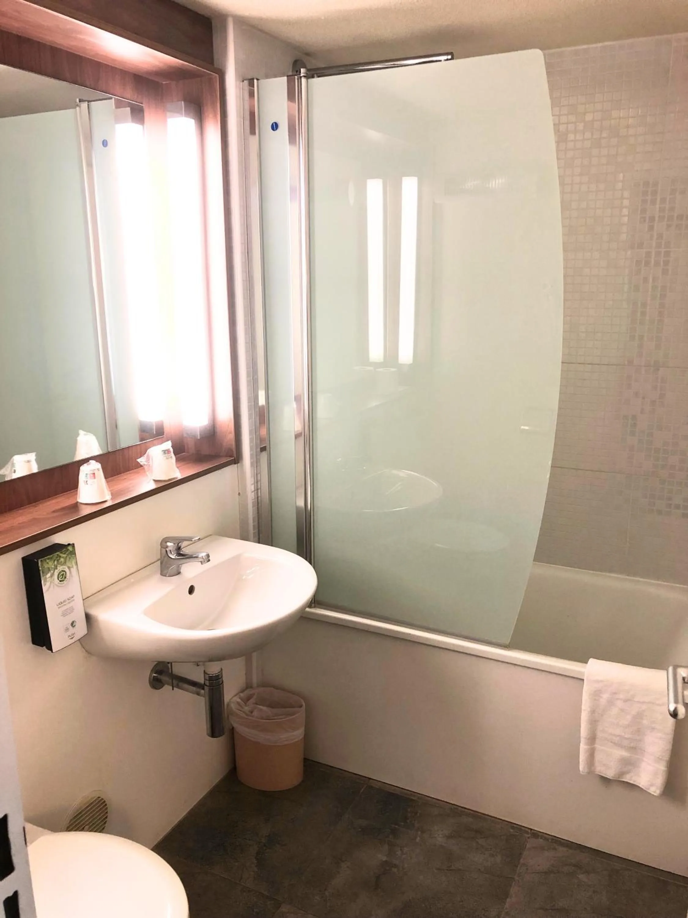 Bathroom in Campanile Montélimar Nord - A7 sortie 17