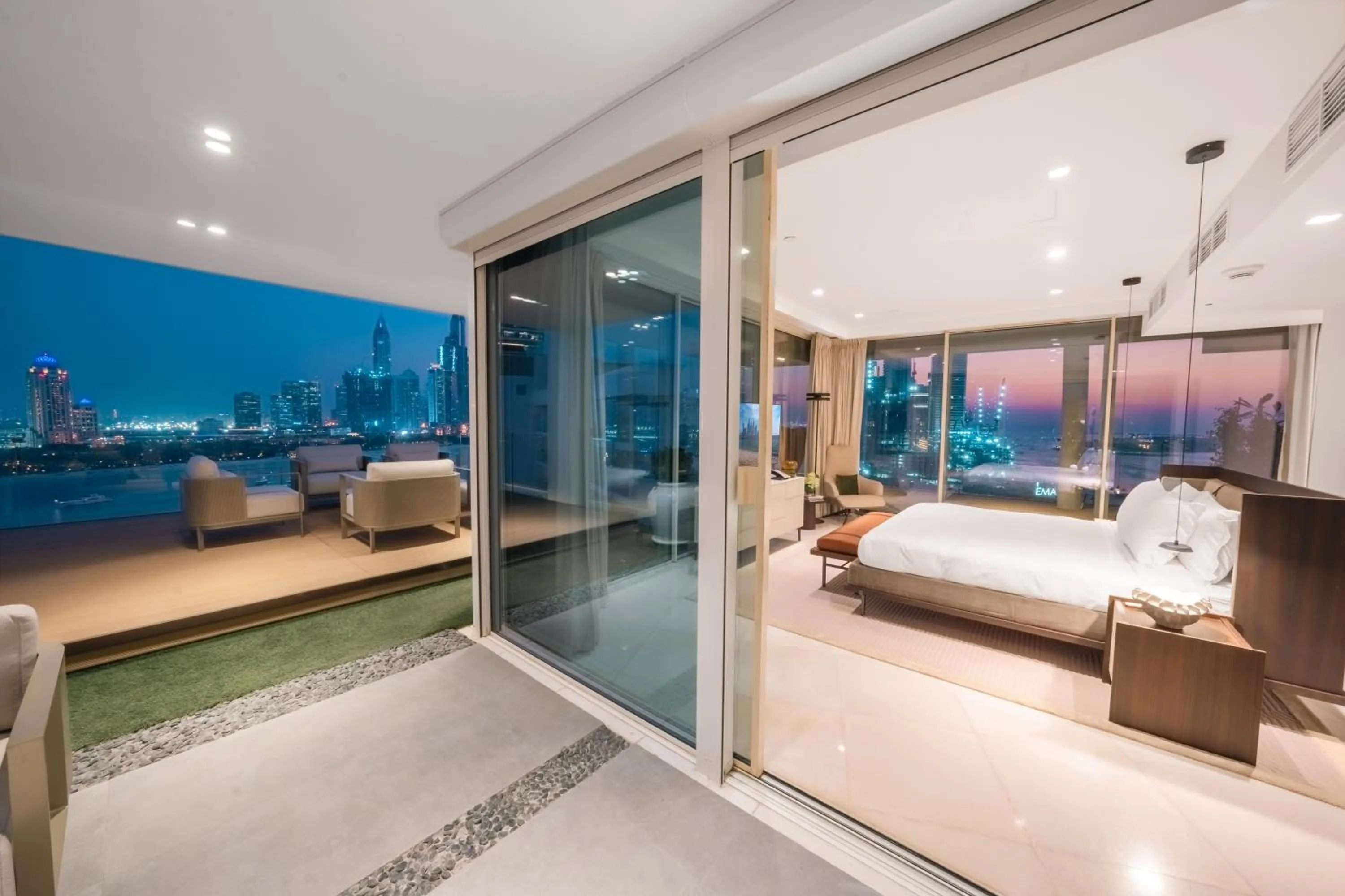 Balcony/Terrace, Bed in FIVE Palm Jumeirah Dubai