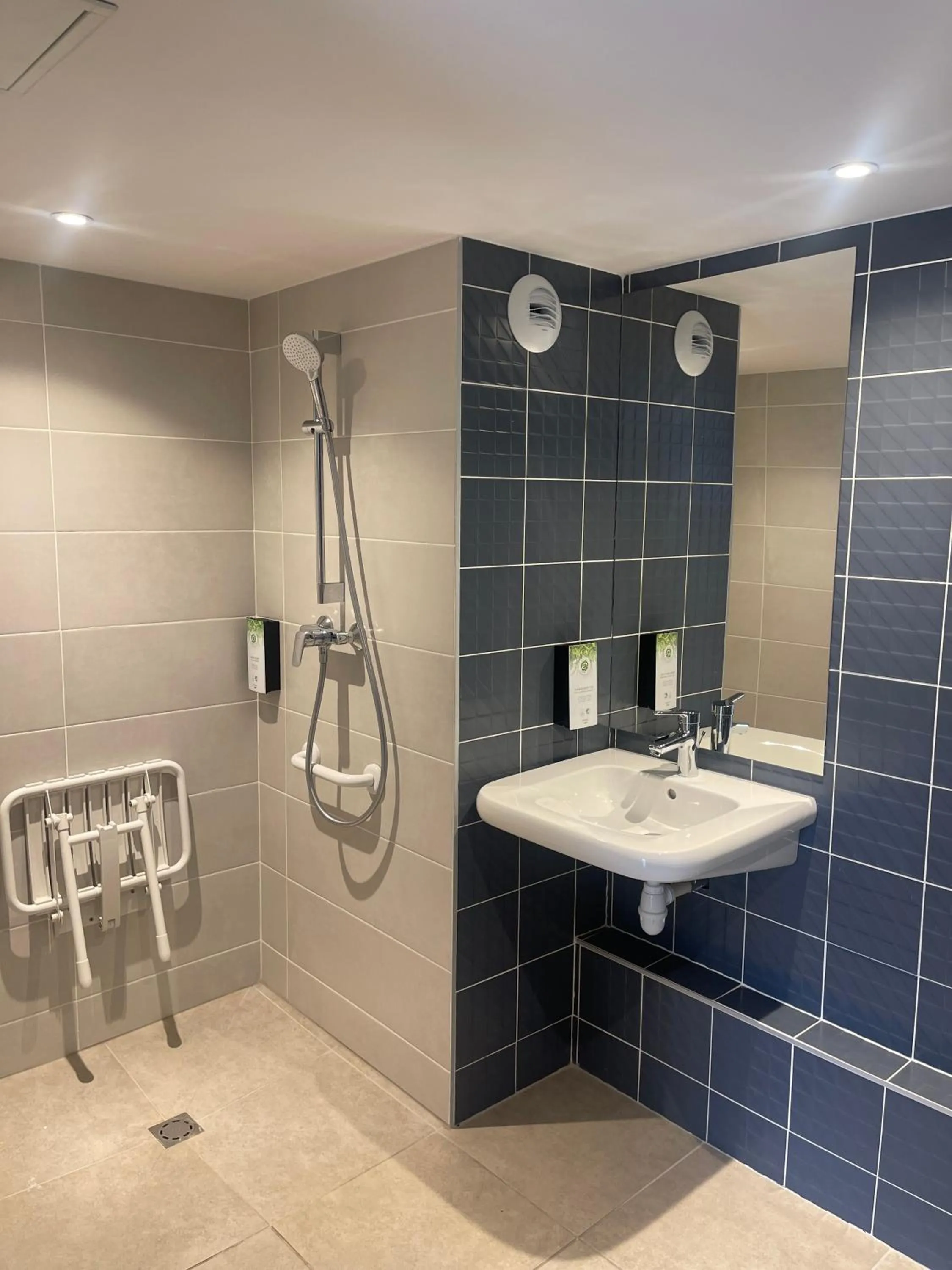 Shower in Kyriad Direct Montpellier Saint Jean De Védas - La Peyrière