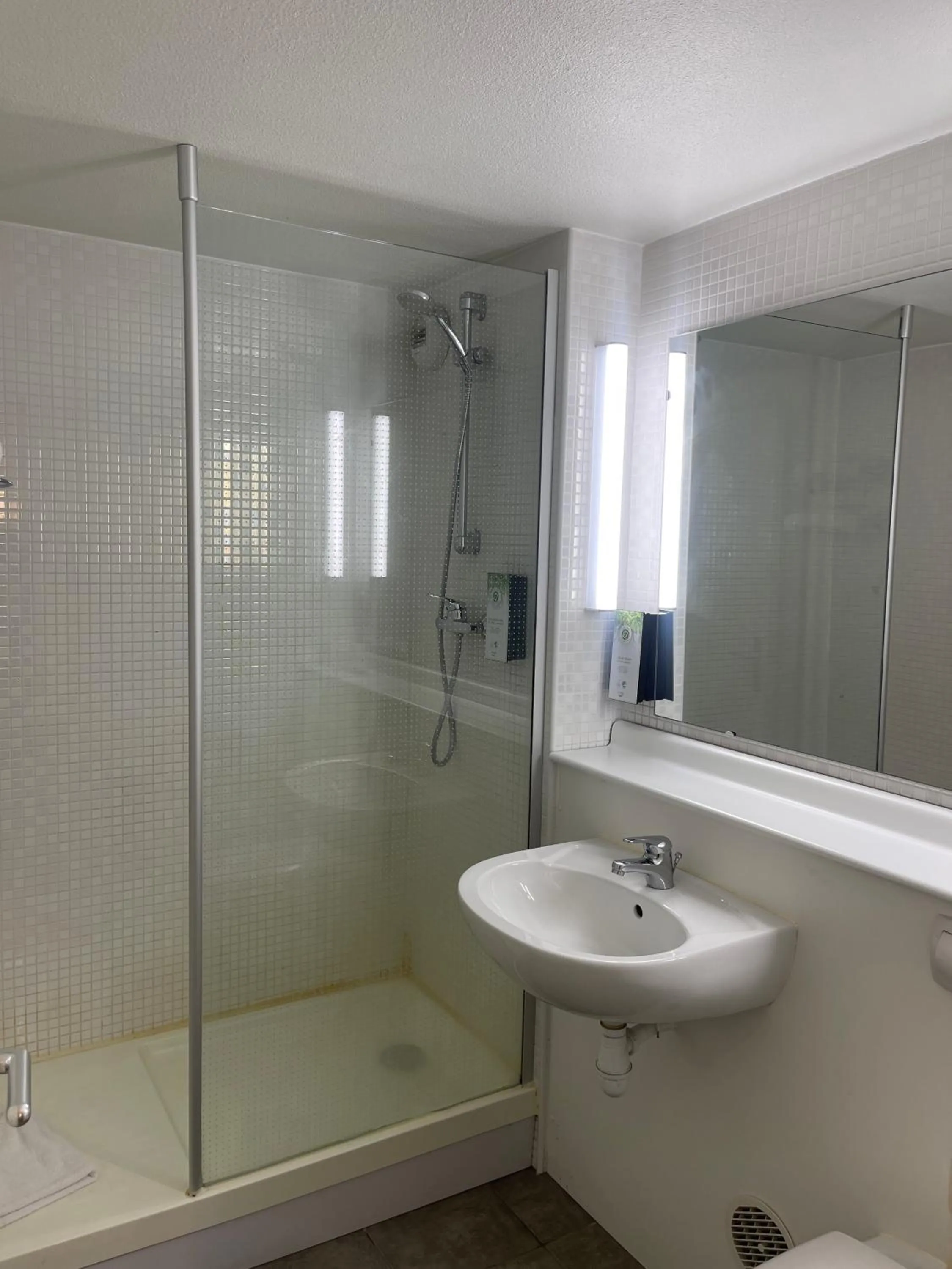 Shower in Kyriad Direct Montpellier Saint Jean De Védas - La Peyrière