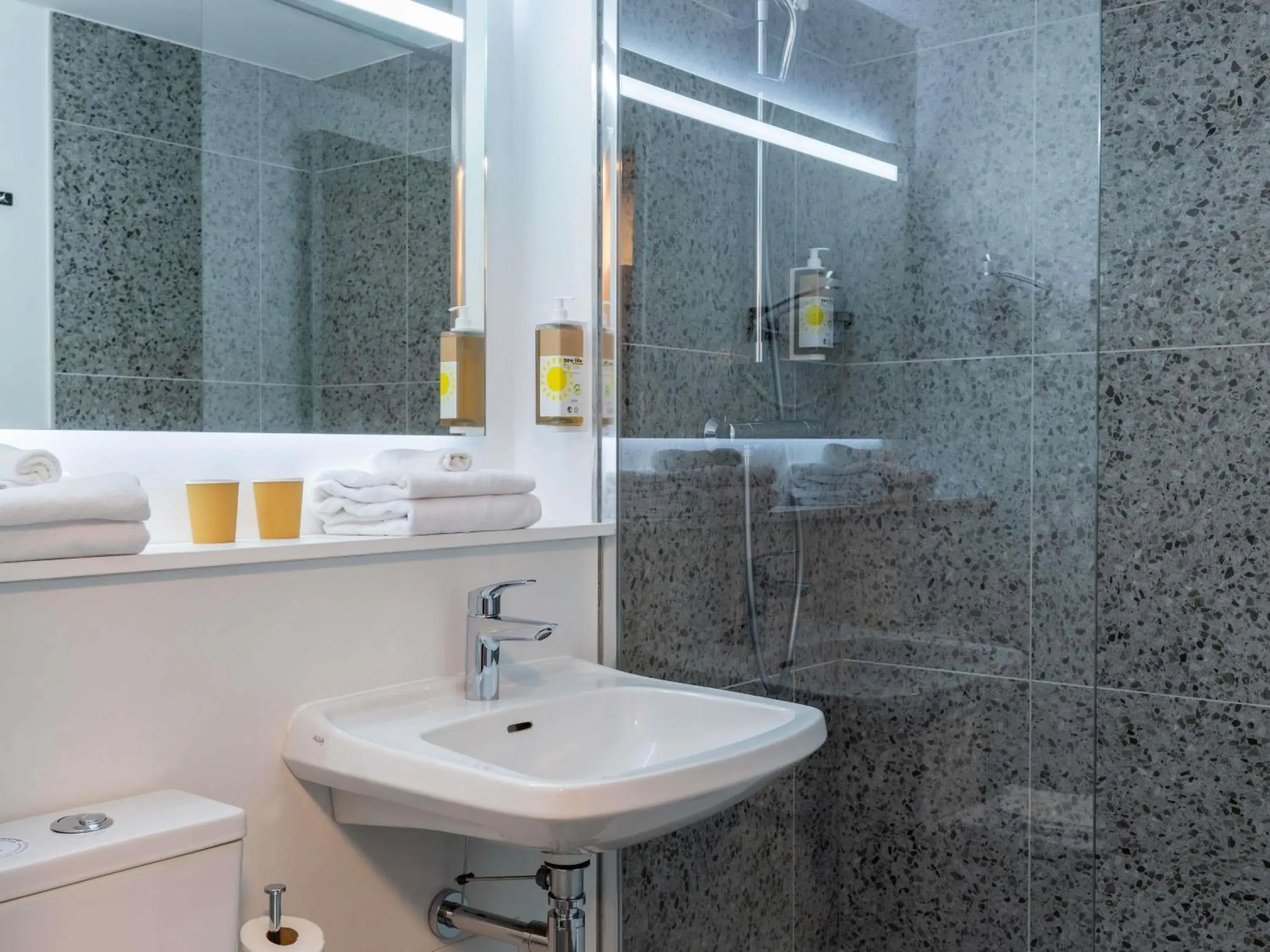 Bedroom in greet Hotel Chatellerault Bedroom in greet Hotel Chatellerault