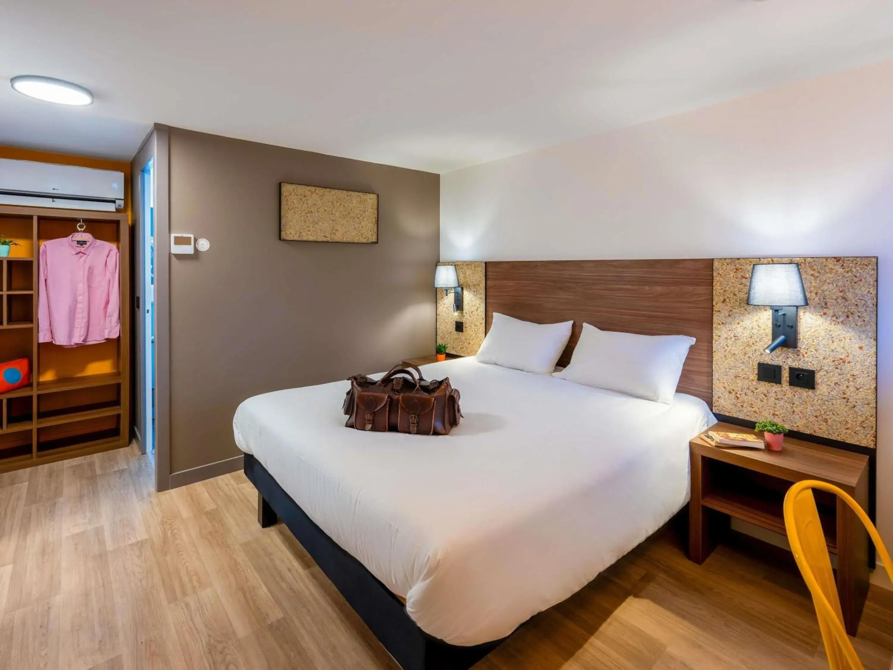 Bedroom, Bed in greet Hotel Chatellerault Bedroom, Bed in greet Hotel Chatellerault