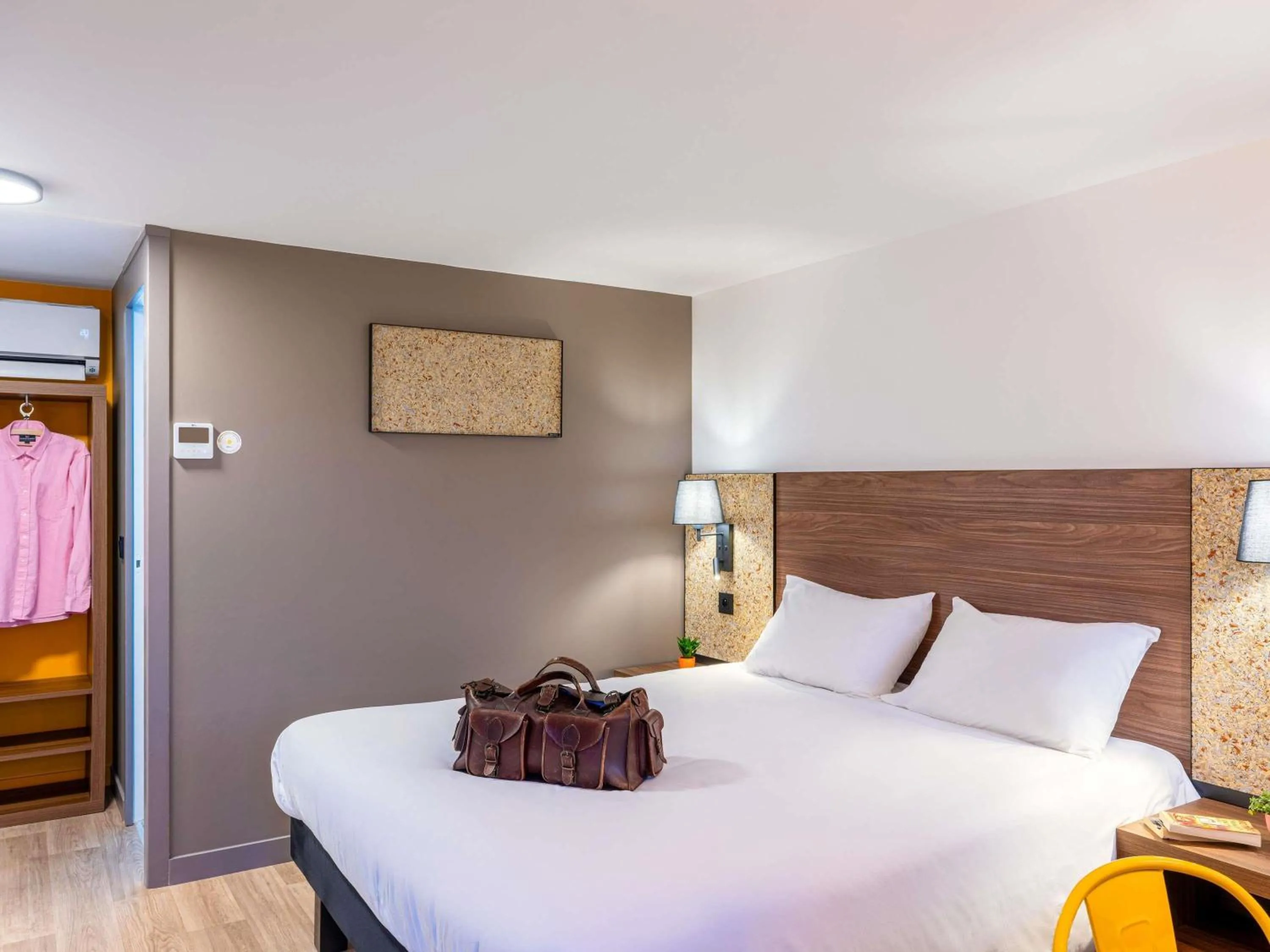 Bedroom, Bed in greet Hotel Chatellerault