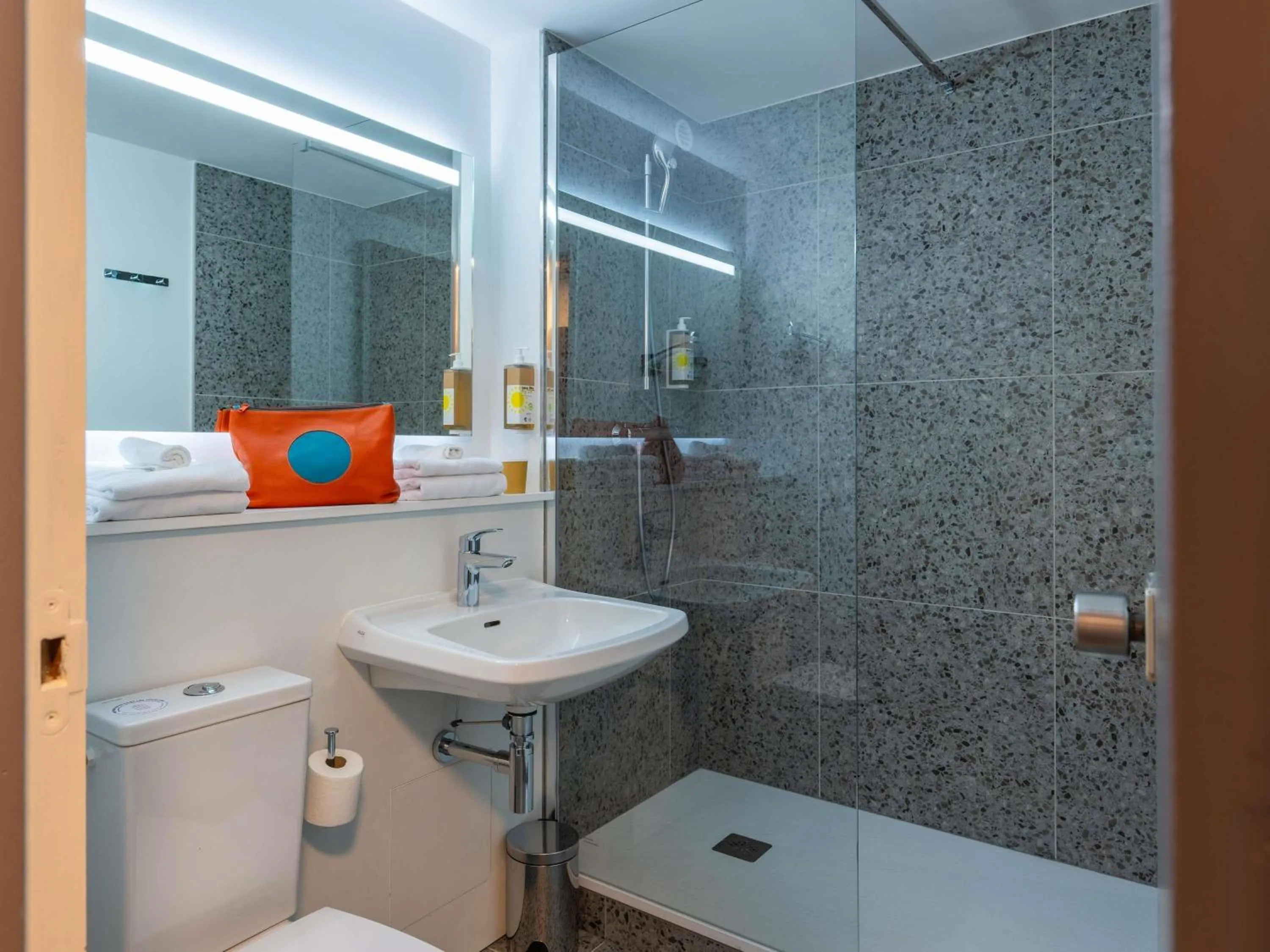 Bedroom in greet Hotel Chatellerault