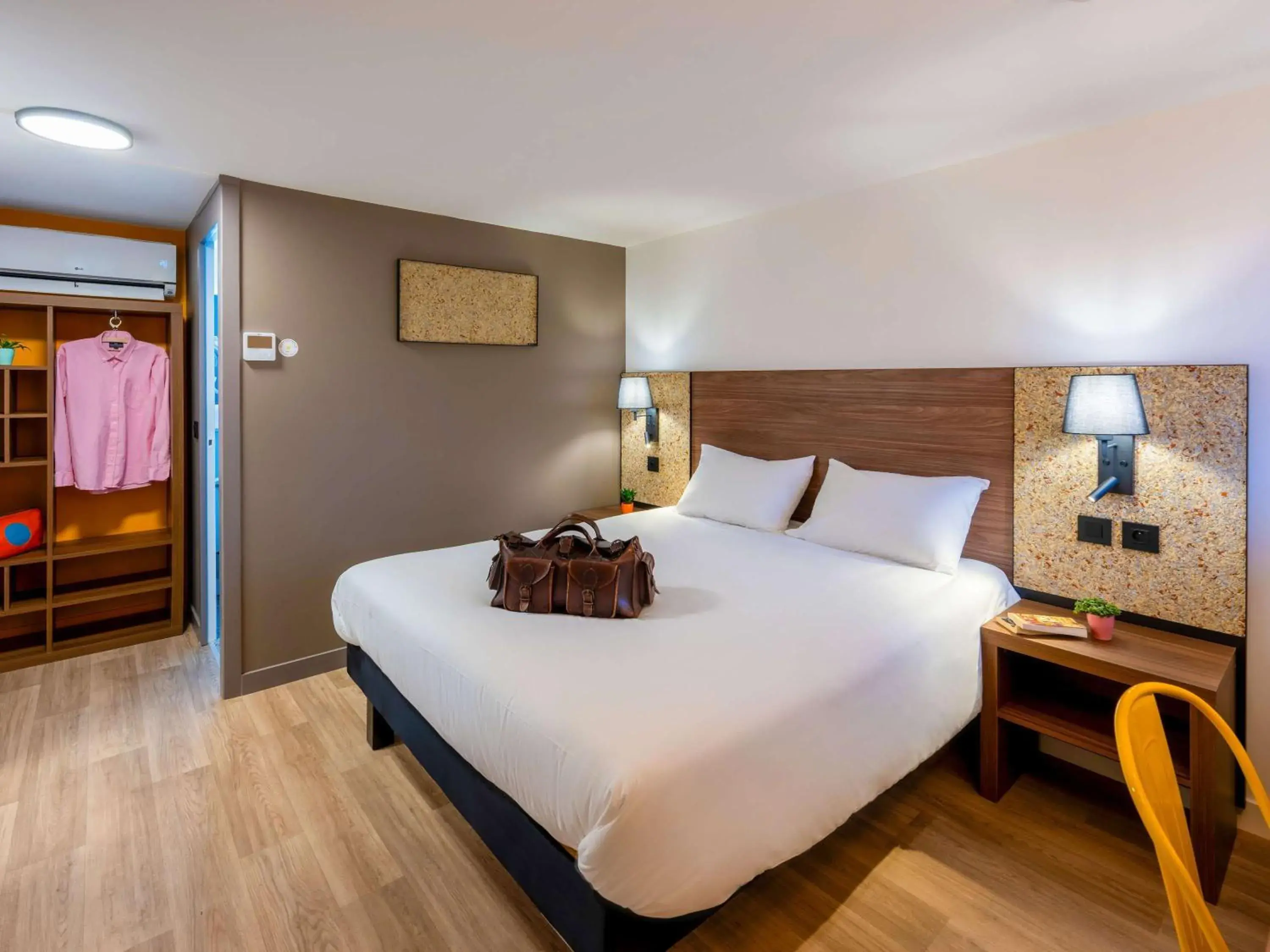 Property building, Bed in greet Hotel Chatellerault Property building, Bed in greet Hotel Chatellerault