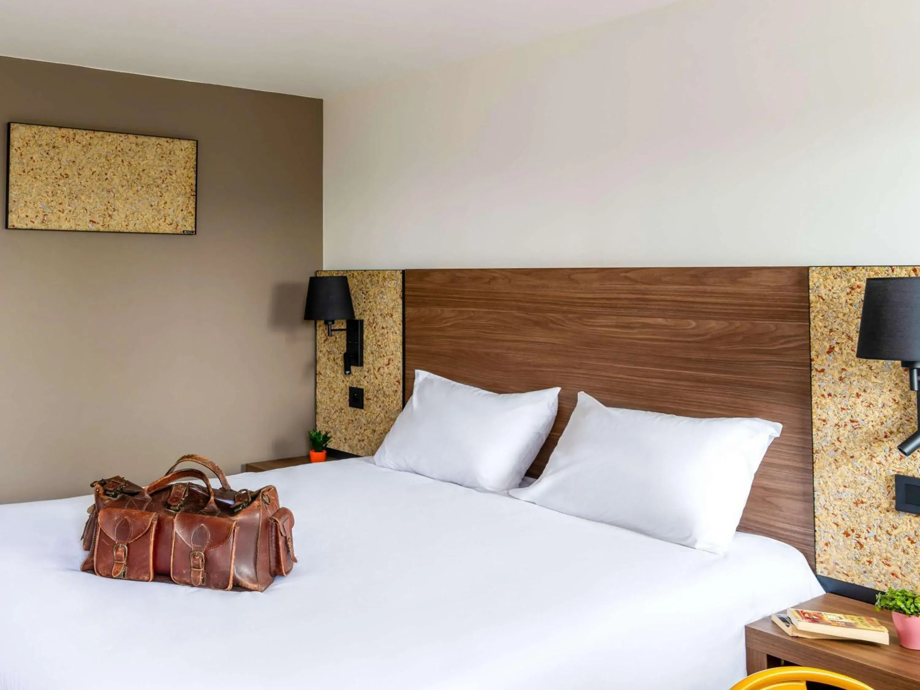 Bedroom, Bed in greet Hotel Chatellerault Bedroom, Bed in greet Hotel Chatellerault