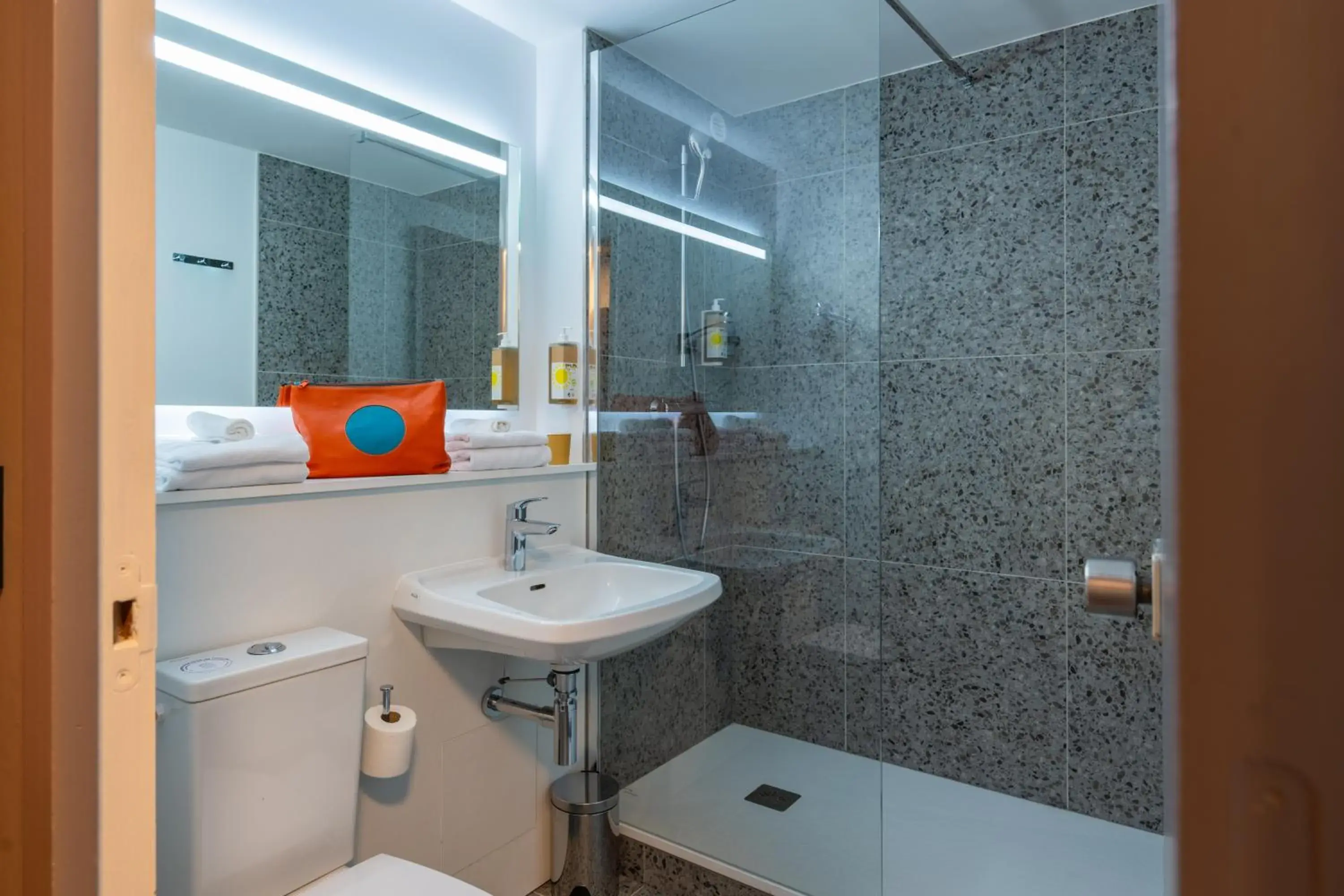 POP Twin Room in greet Hotel Chatellerault POP Twin Room in greet Hotel Chatellerault