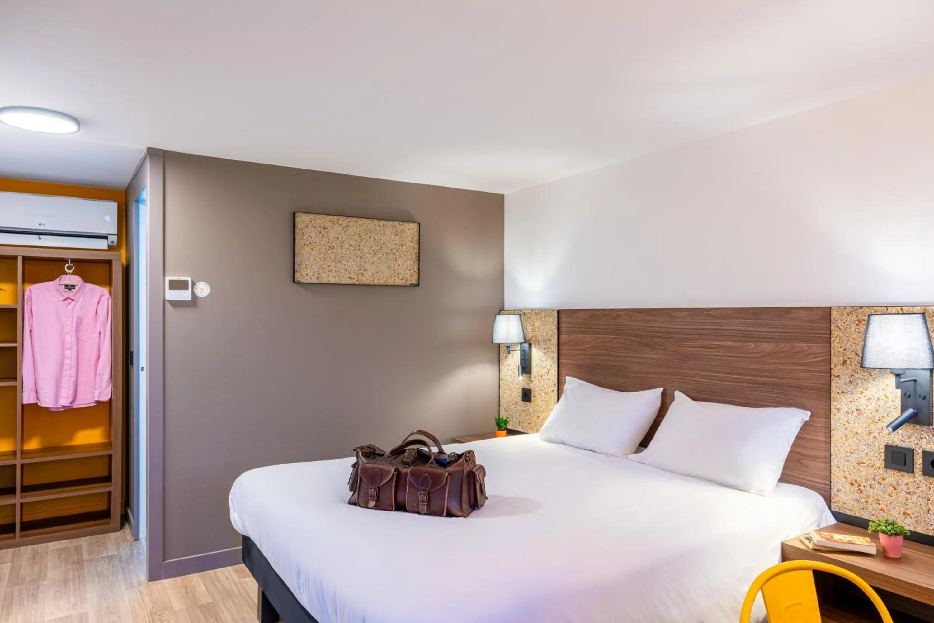 Photo of the whole room, Bed in greet Hotel Chatellerault