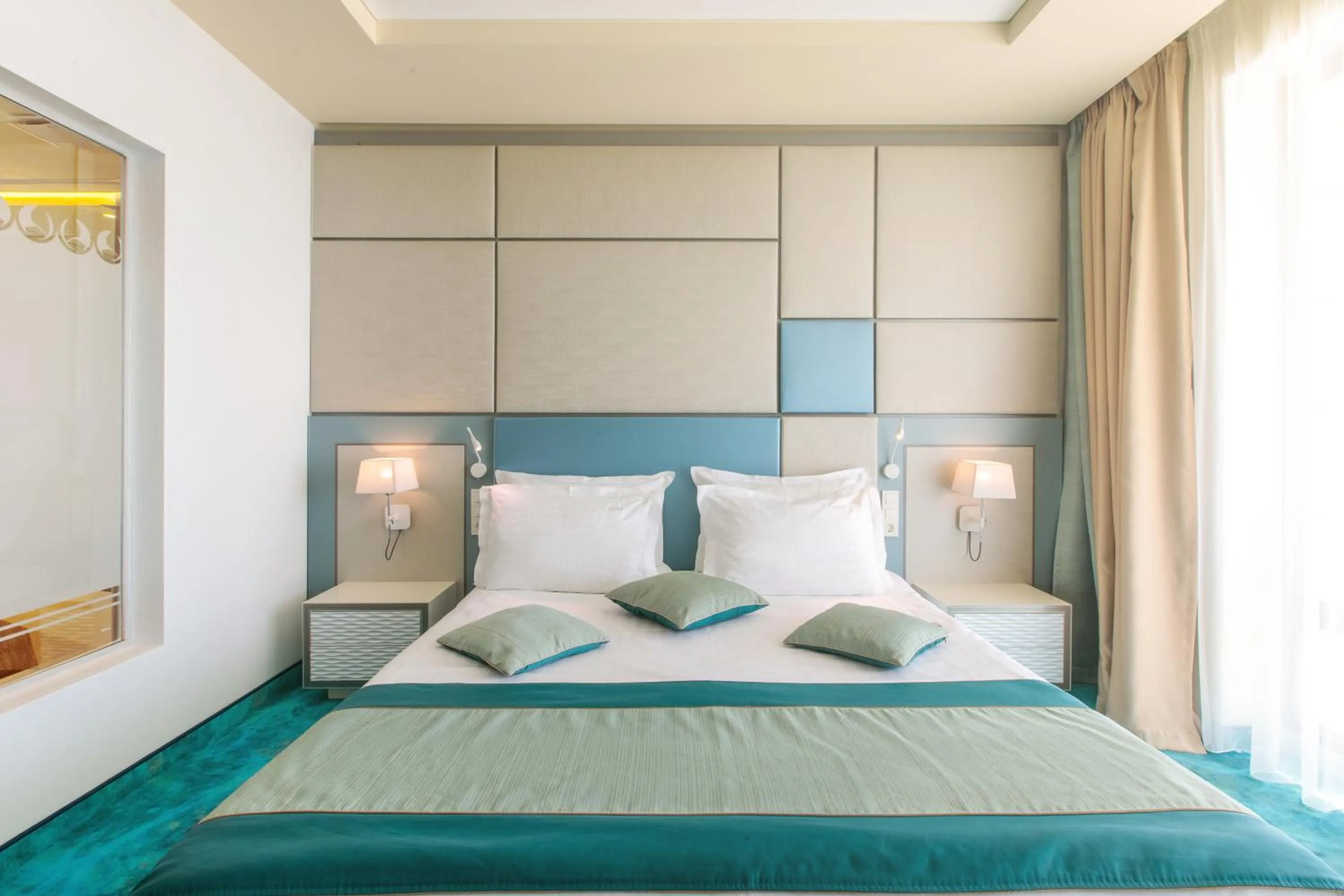 Bed in Hotel Opera Mamaia