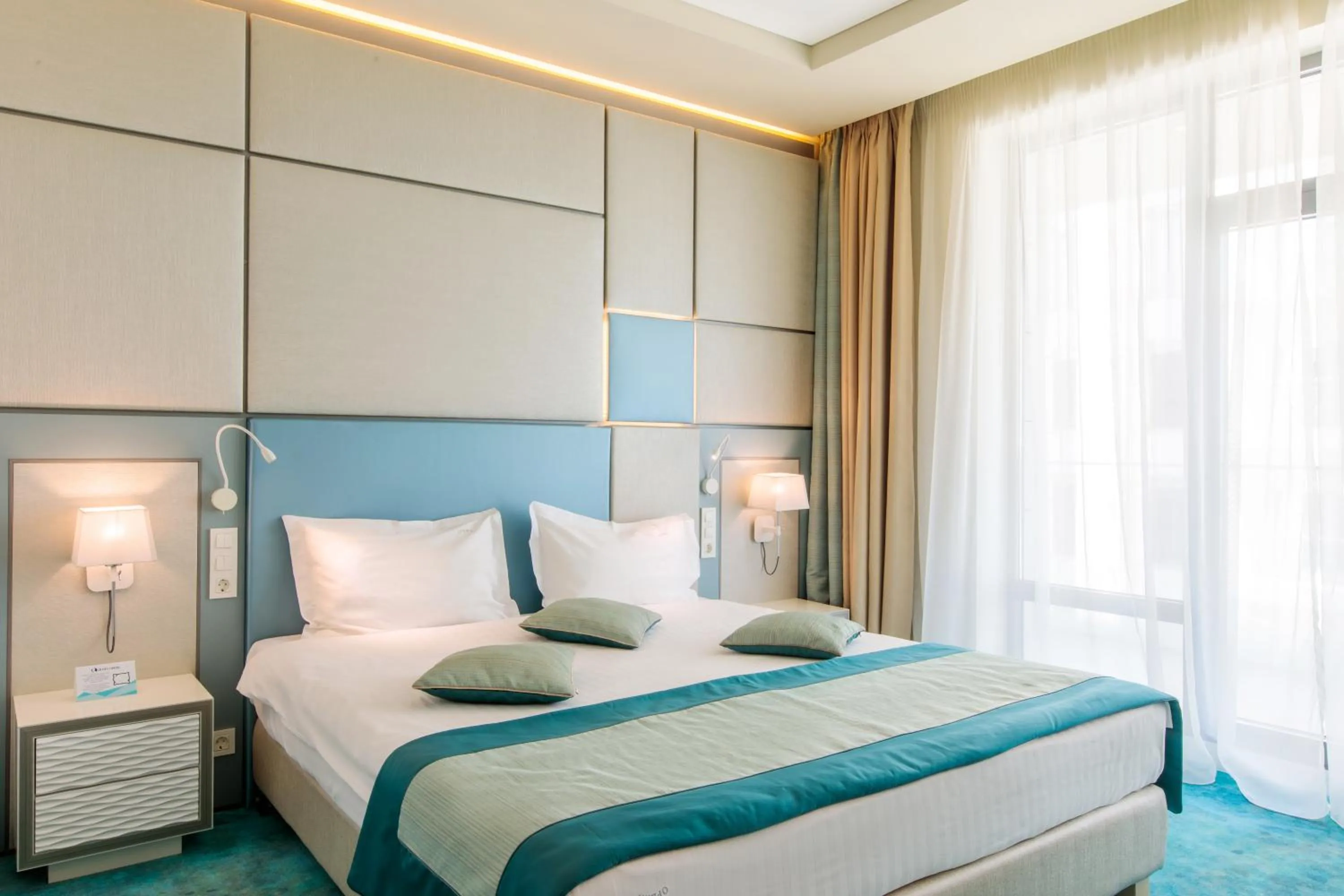 Bed in Hotel Opera Mamaia