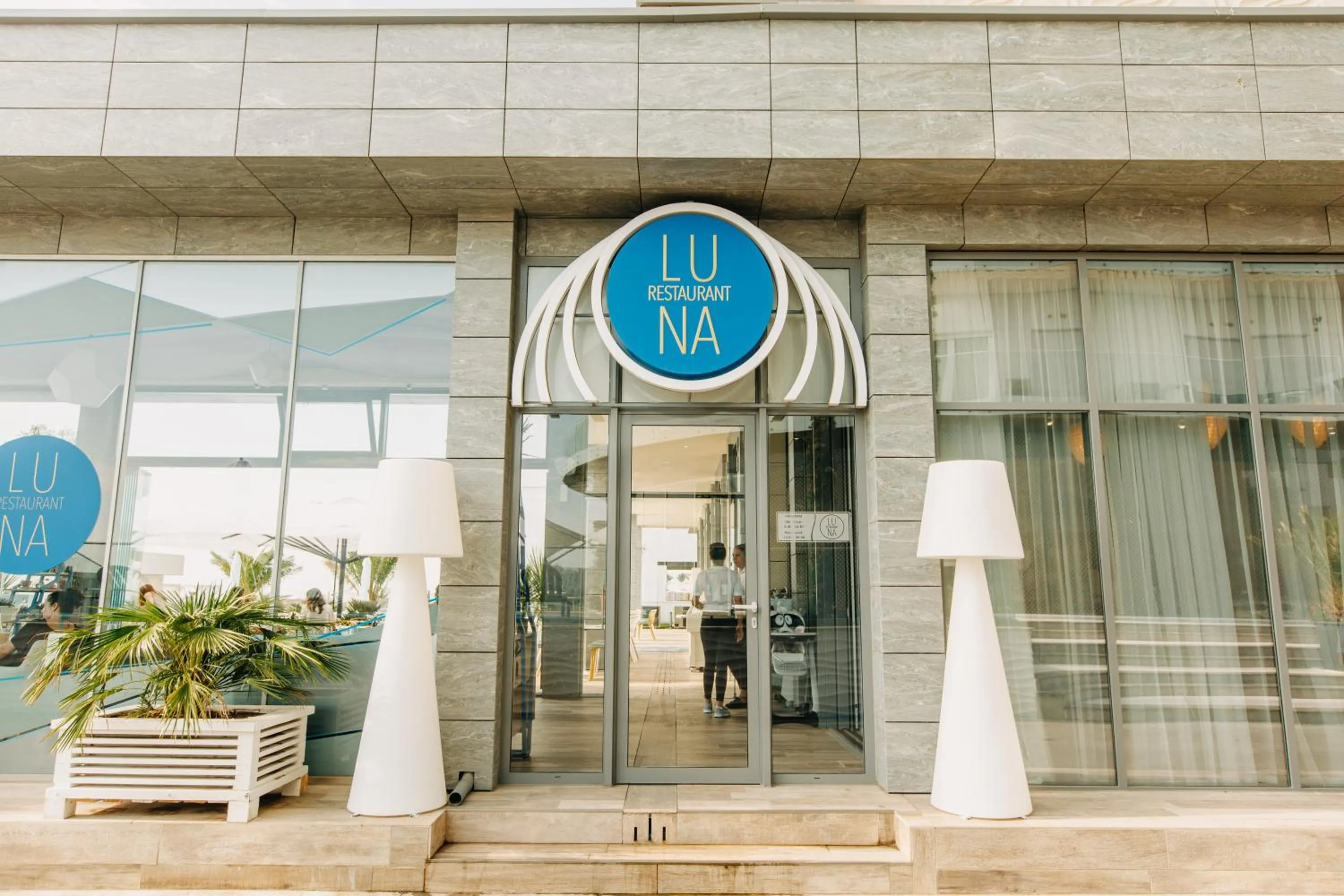 Restaurant/places to eat in Hotel Opera Mamaia