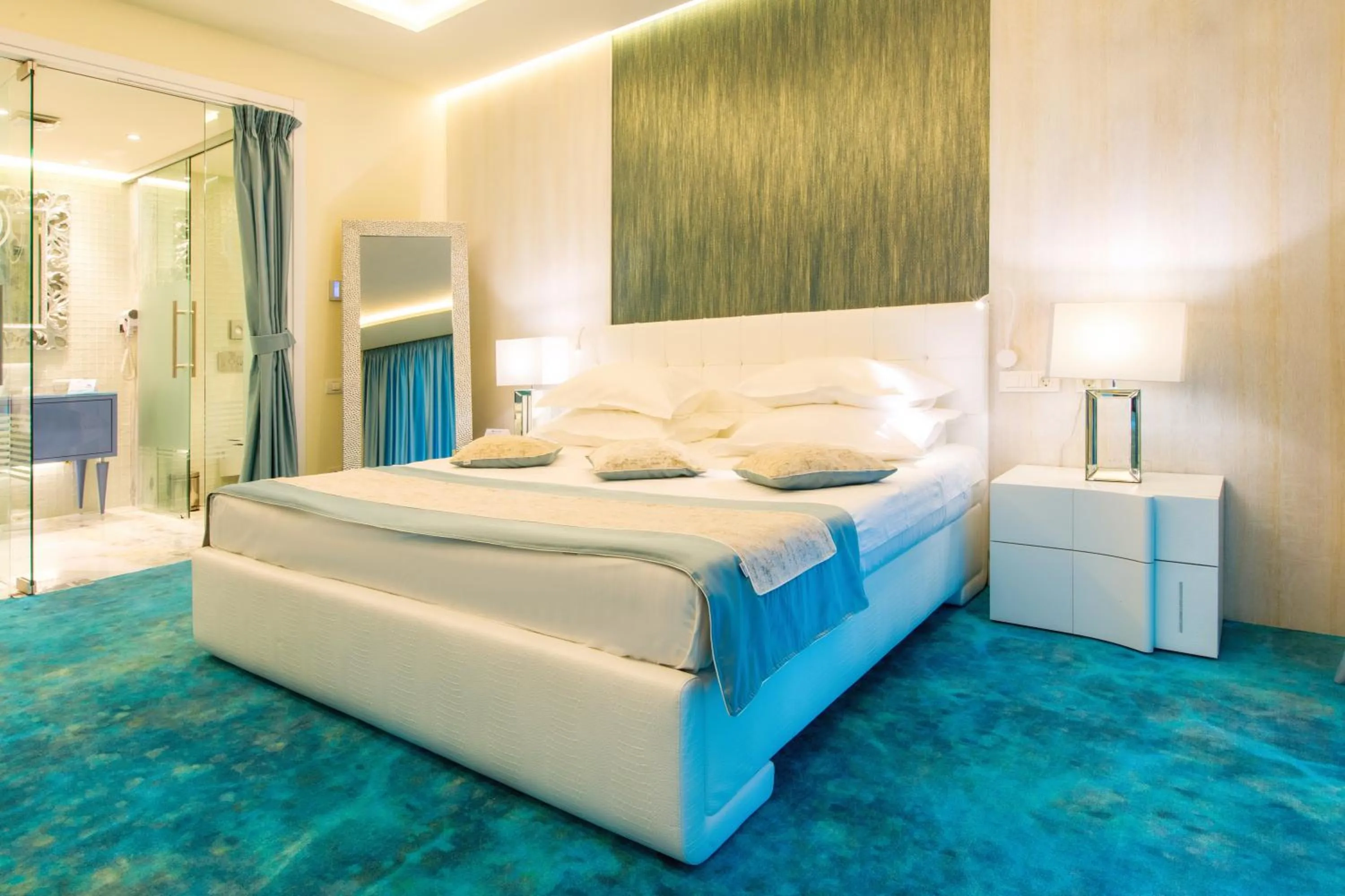 Bed in Hotel Opera Mamaia