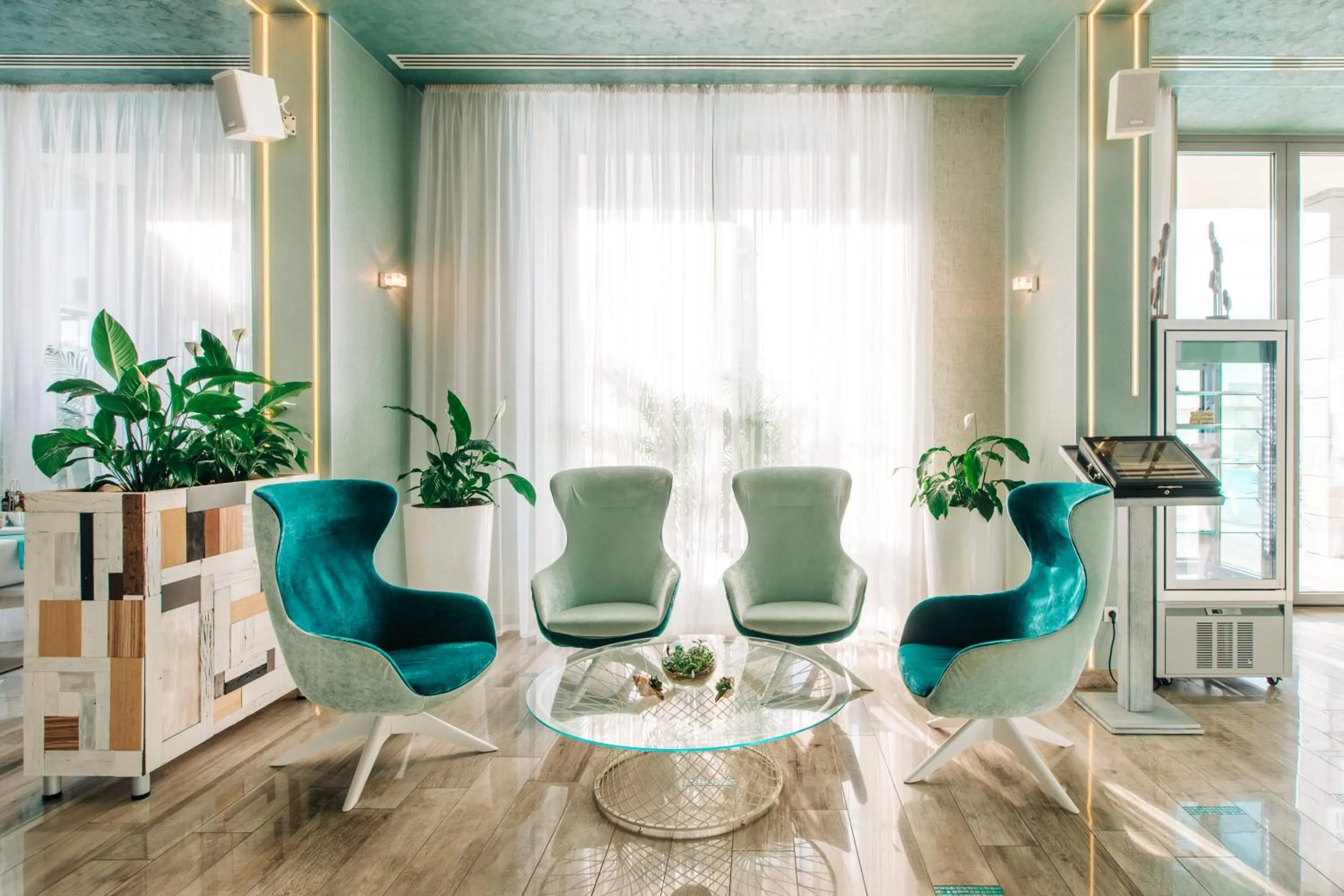 Seating area in Hotel Opera Mamaia