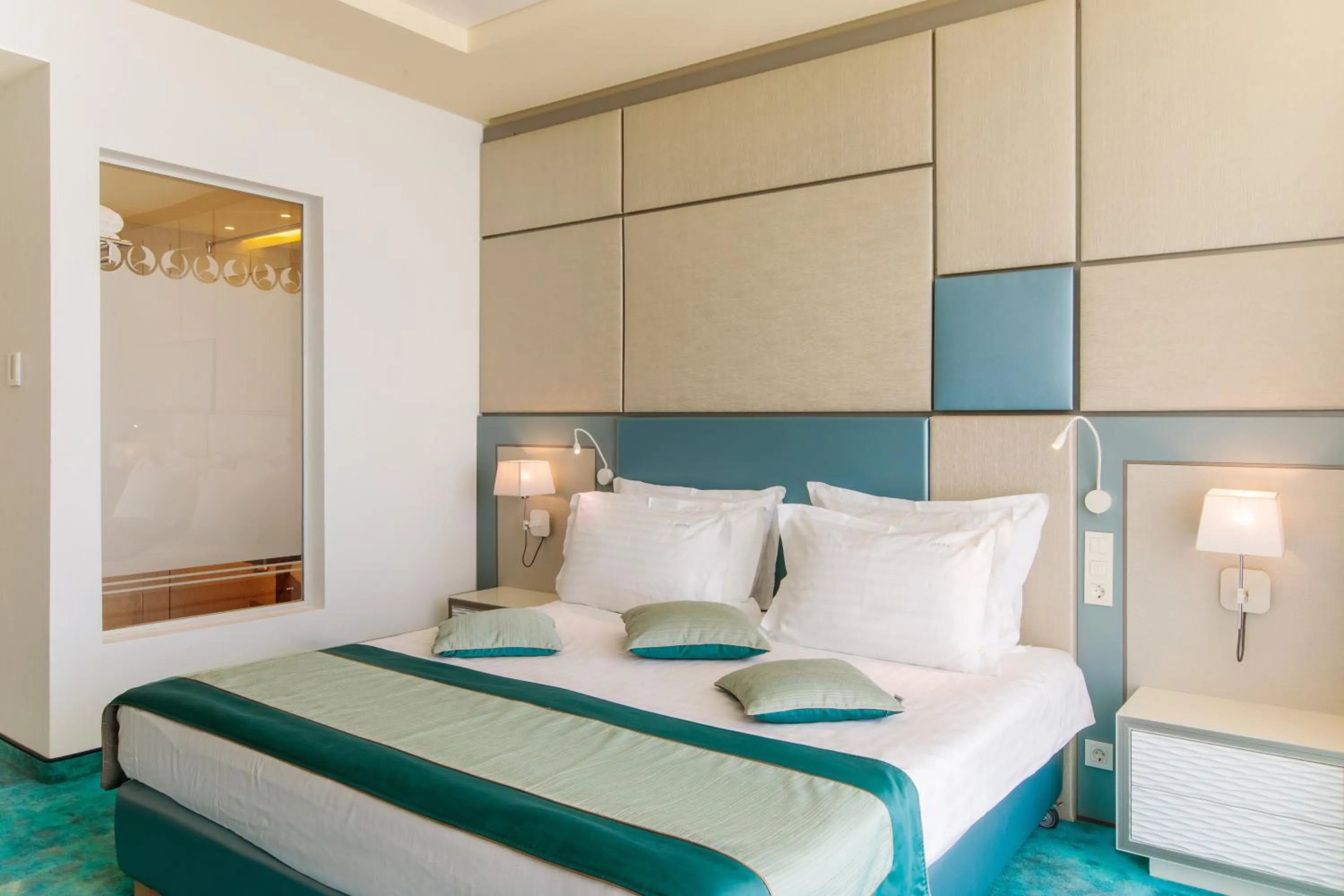 Bedroom, Bed in Hotel Opera Mamaia