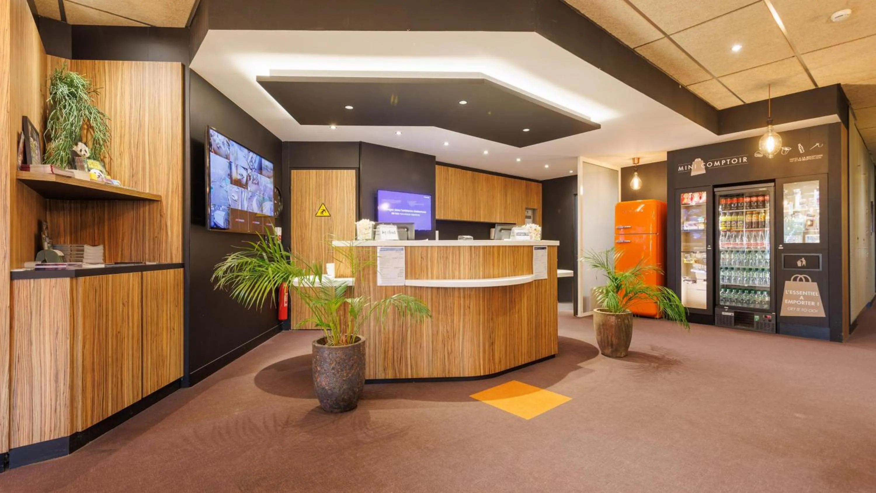 Lobby or reception in Campanile NATURE - Clermont-Ferrand Nord Riom
