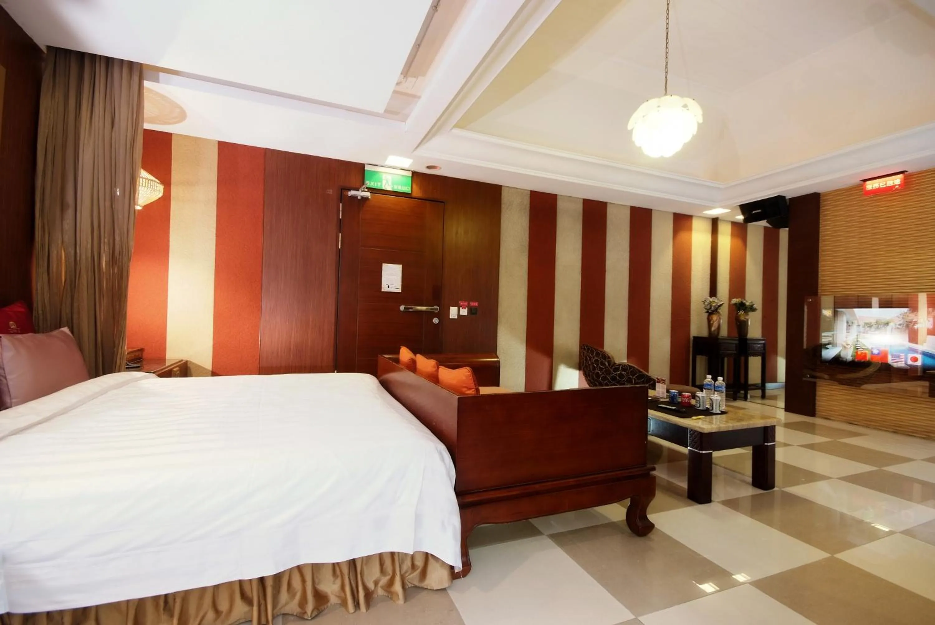 Communal lounge/ TV room, Bed in Q Motel精品旅館