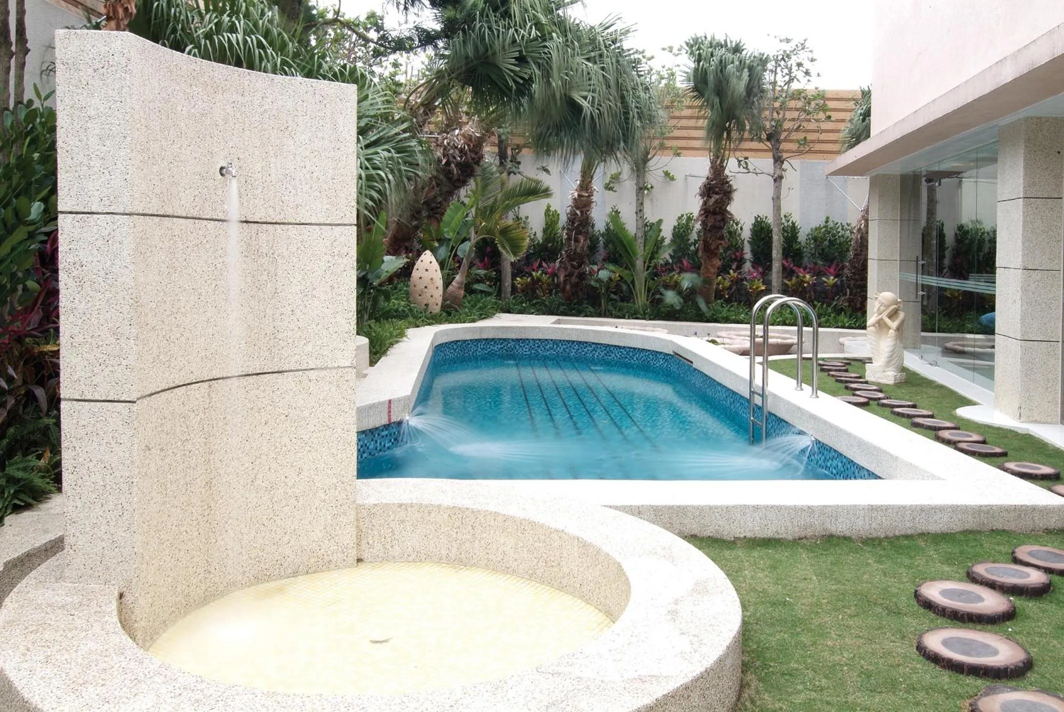 Shower in Q Motel精品旅館