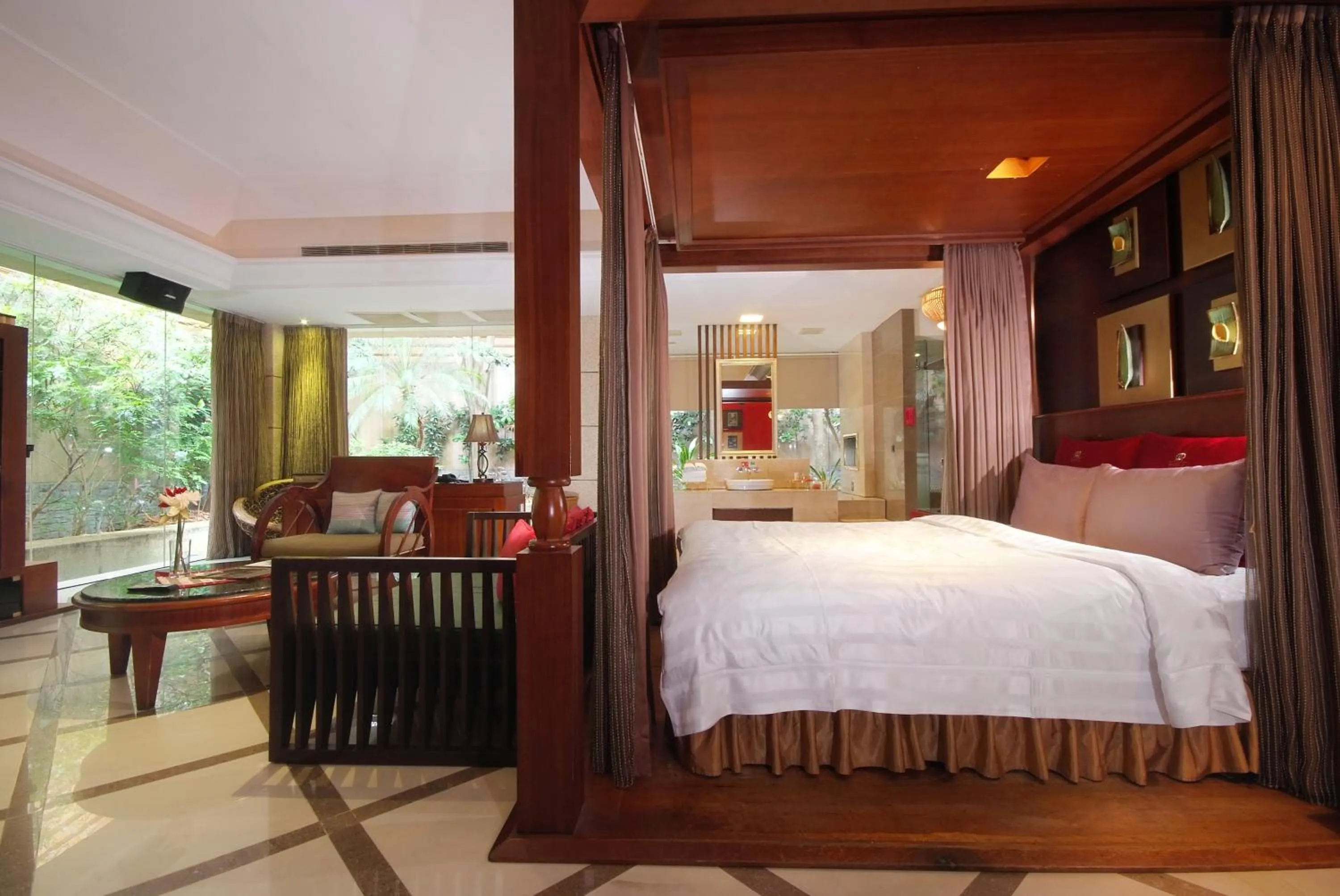 Decorative detail, Bed in Q Motel精品旅館