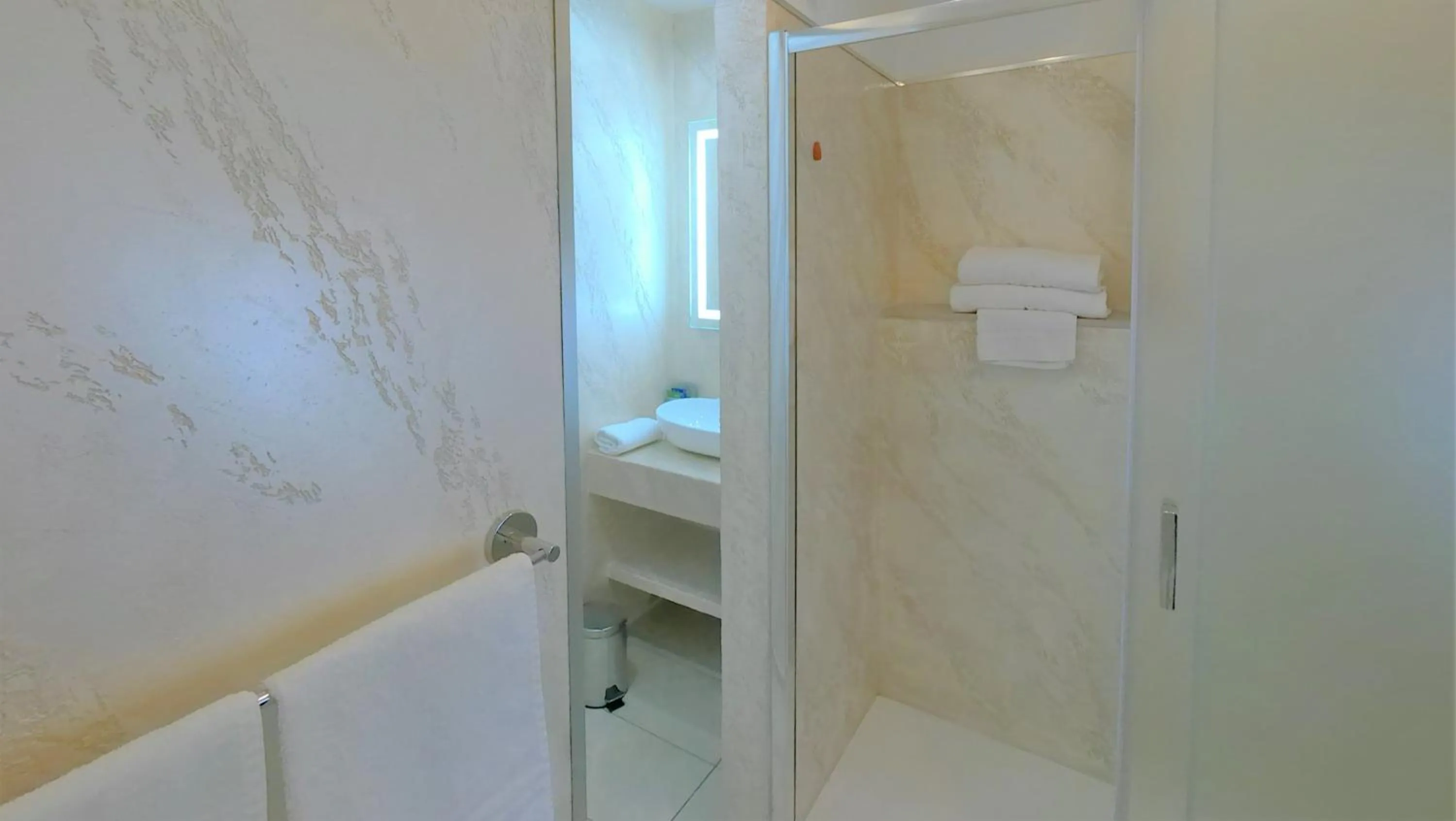 Shower in Gold Hotel