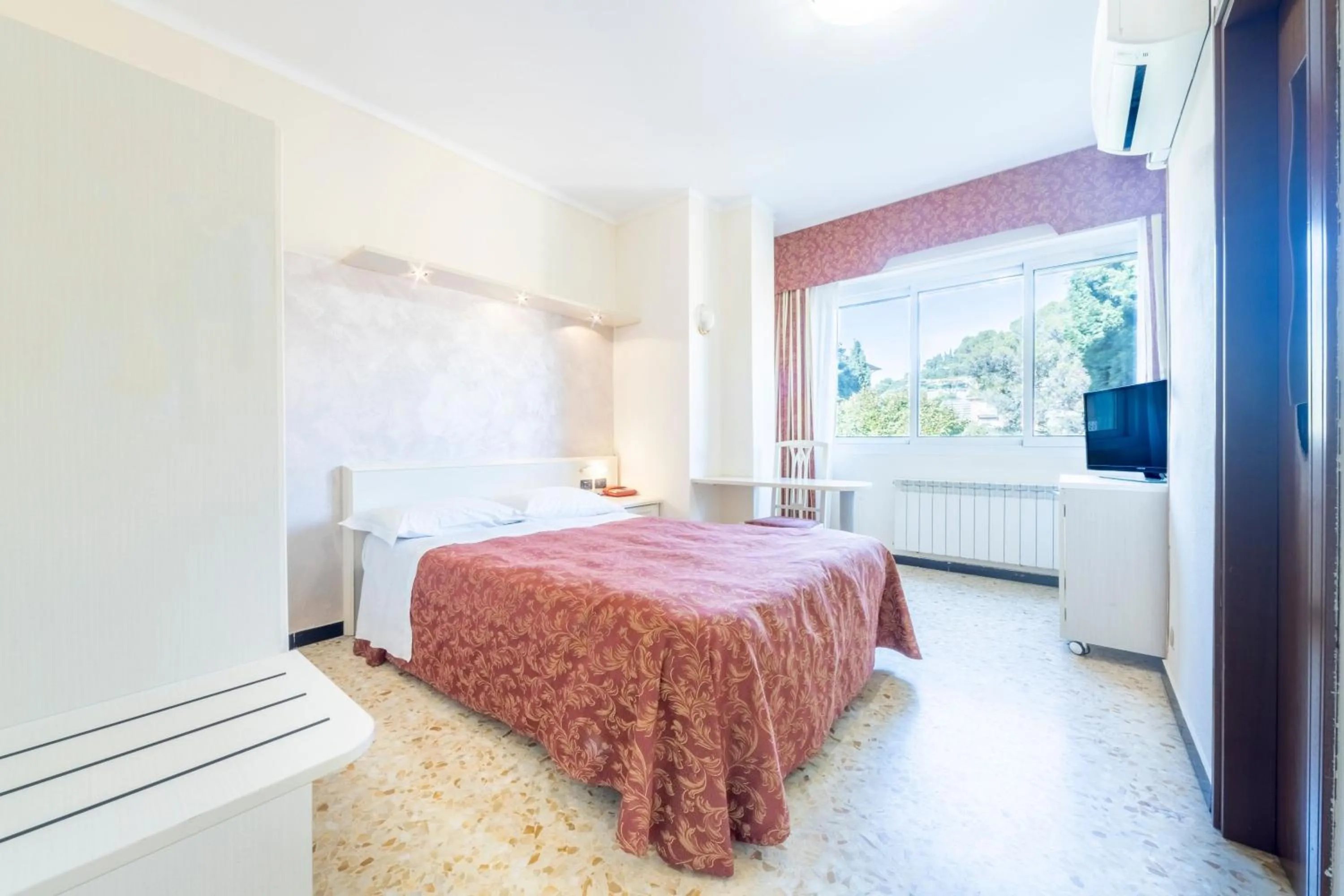 Photo of the whole room, Bed in Gold Hotel