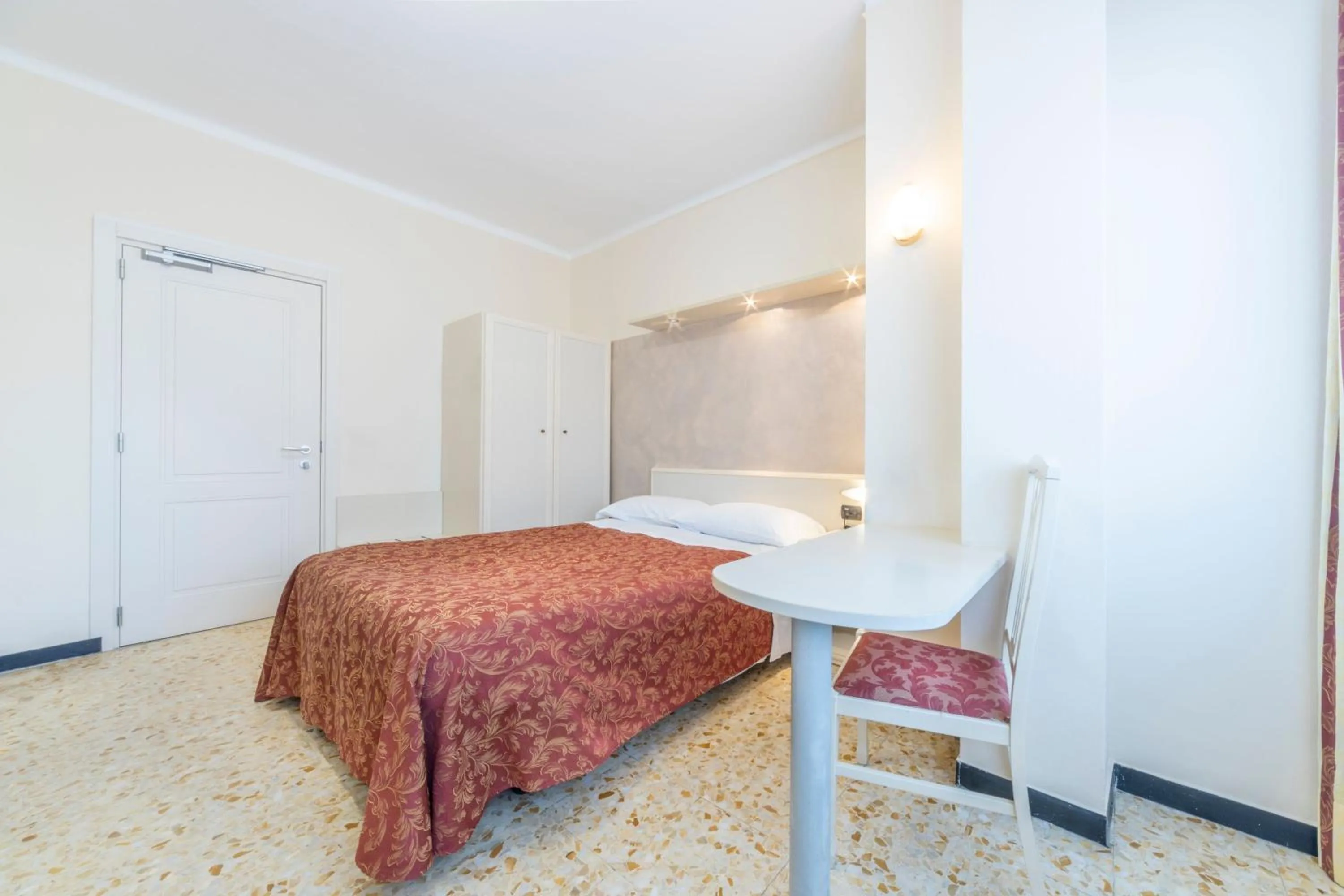 Photo of the whole room, Bed in Gold Hotel