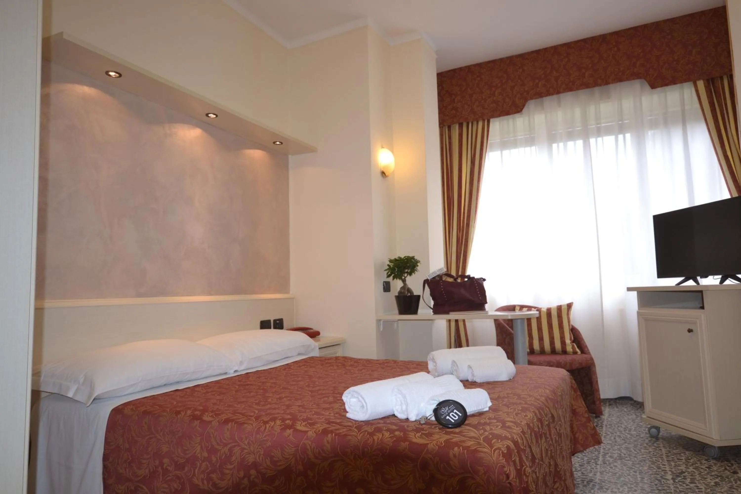 Photo of the whole room, Bed in Gold Hotel