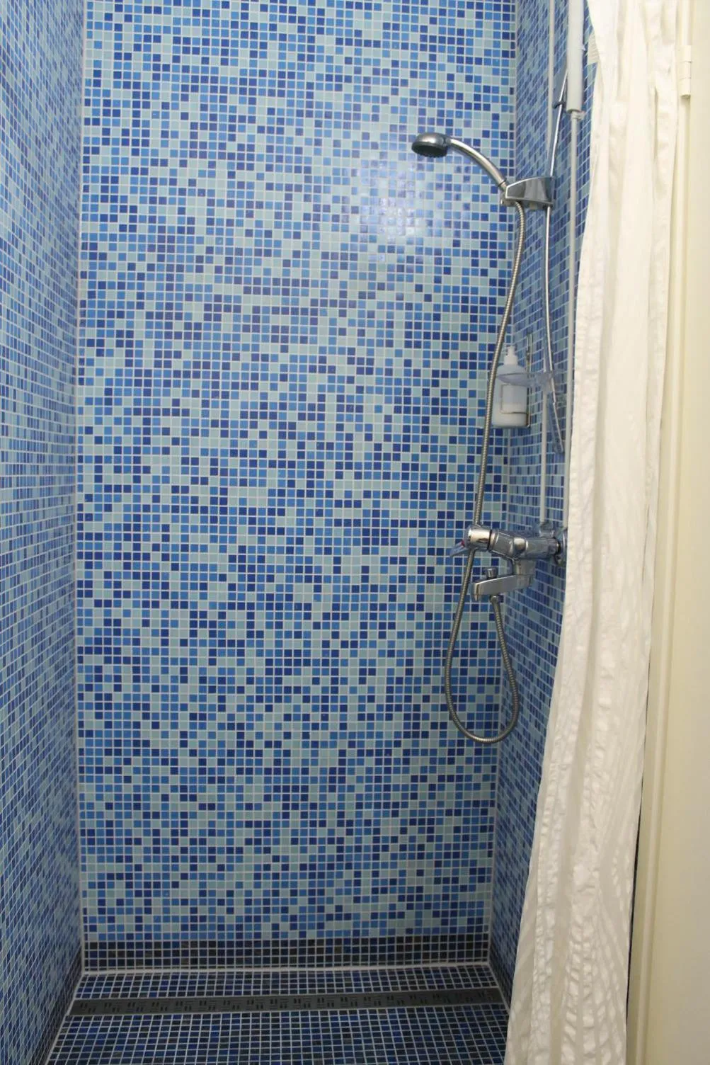 Shower in Guesthouse - Kuin Kotonaan