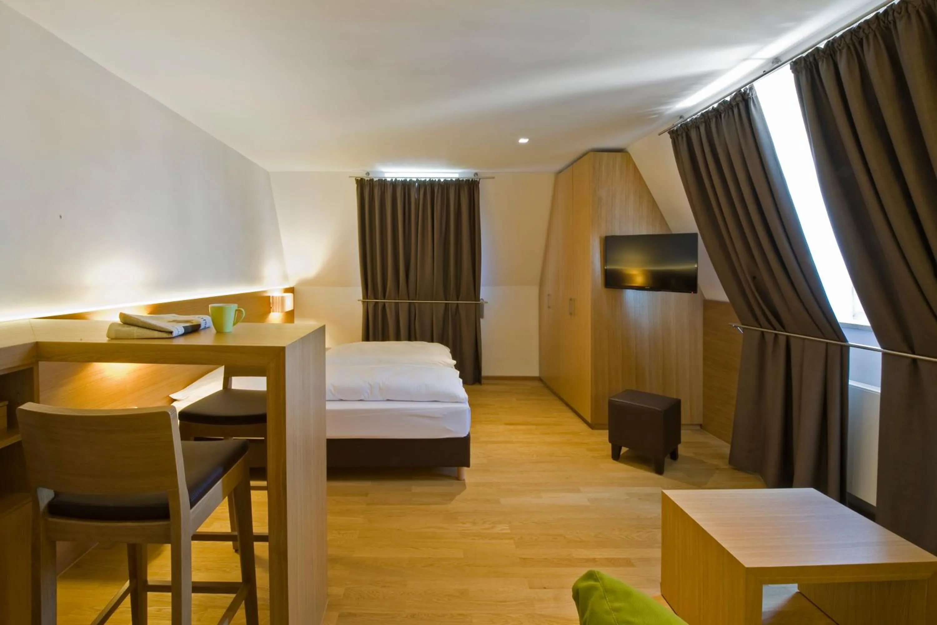 Living room, Bed in Hotel Thalmair