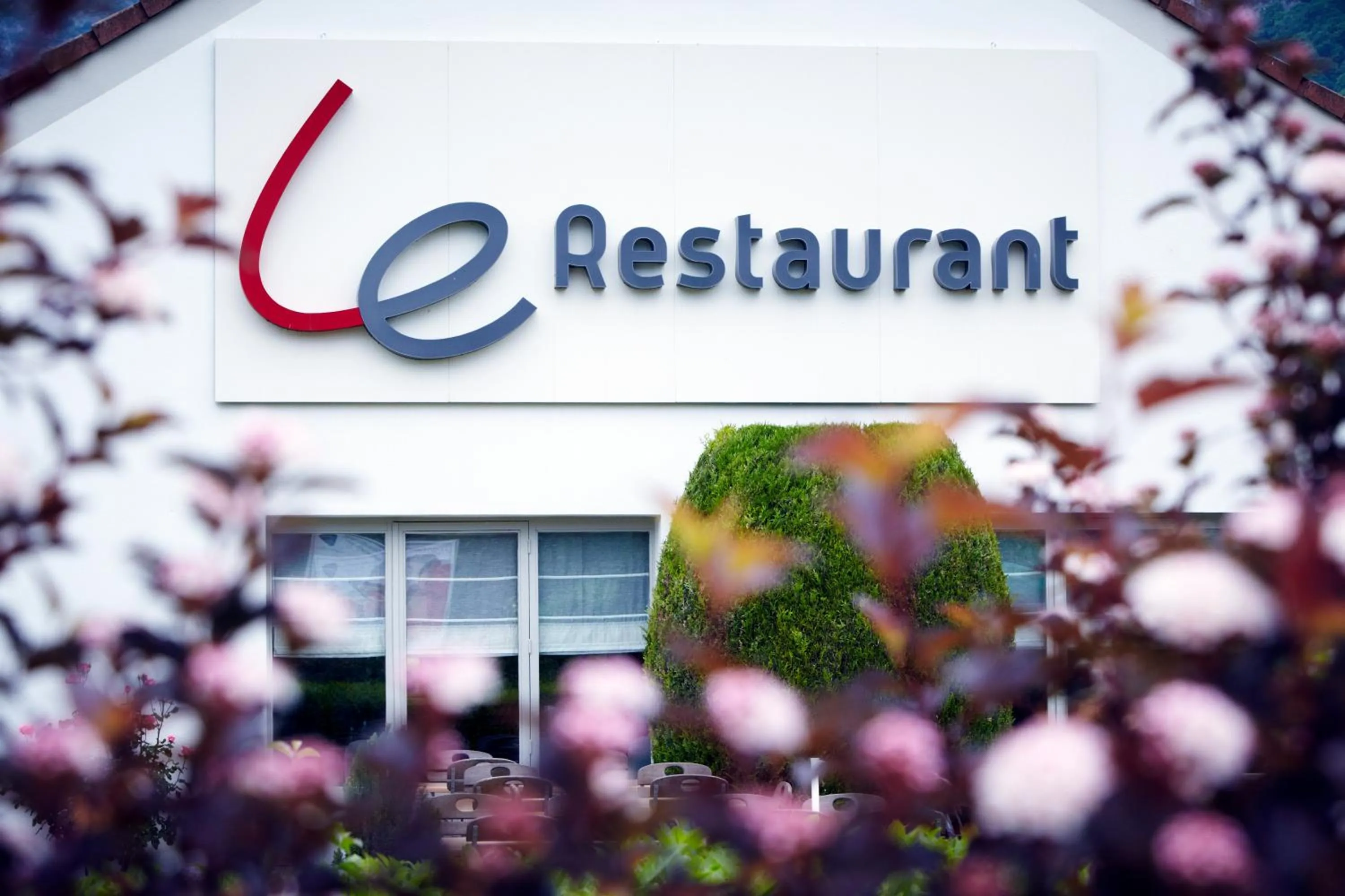 Facade/entrance in Campanile Grenoble Nord - Saint-Egrève