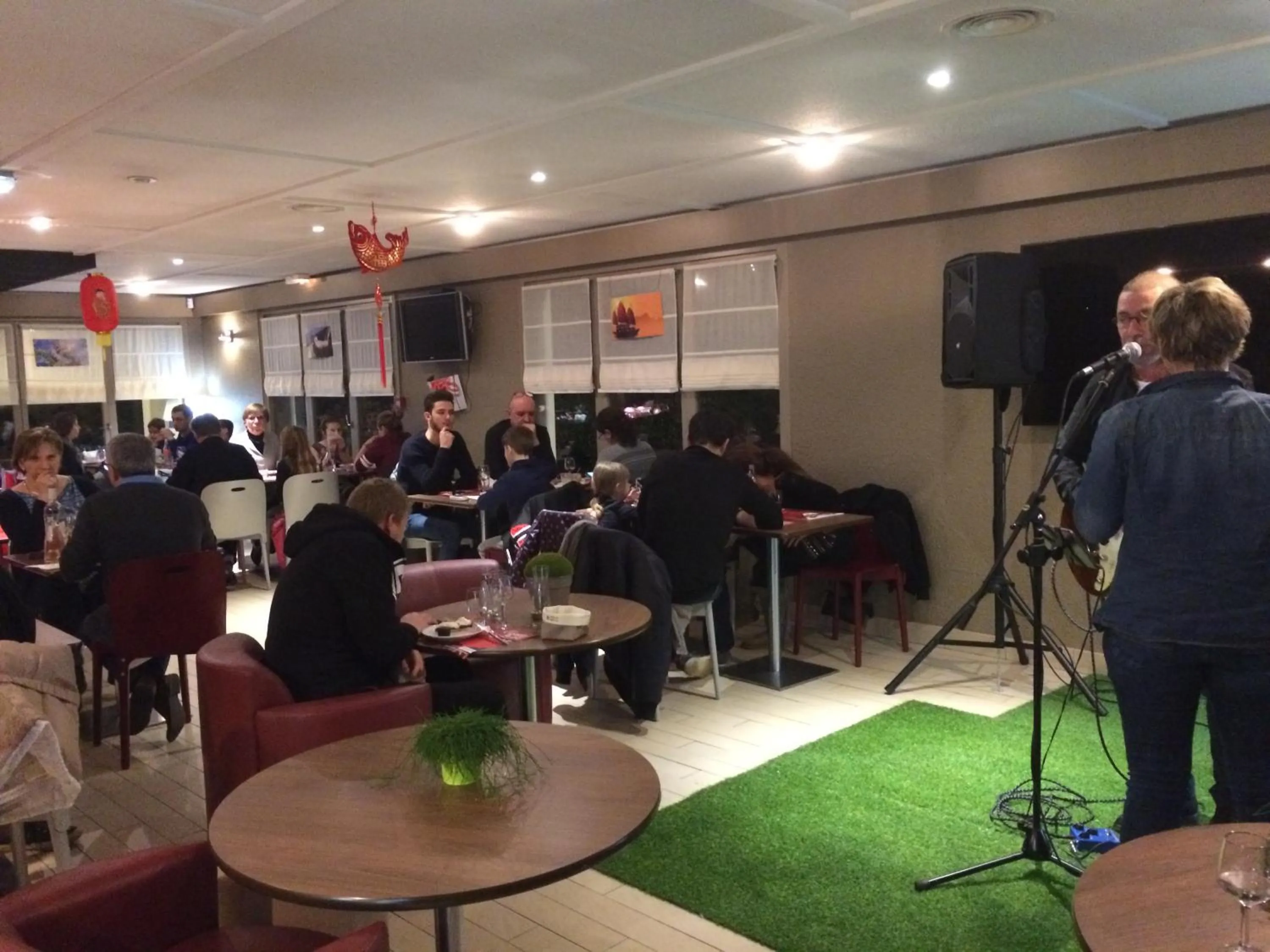 Communal lounge/ TV room in Campanile Grenoble Nord - Saint-Egrève