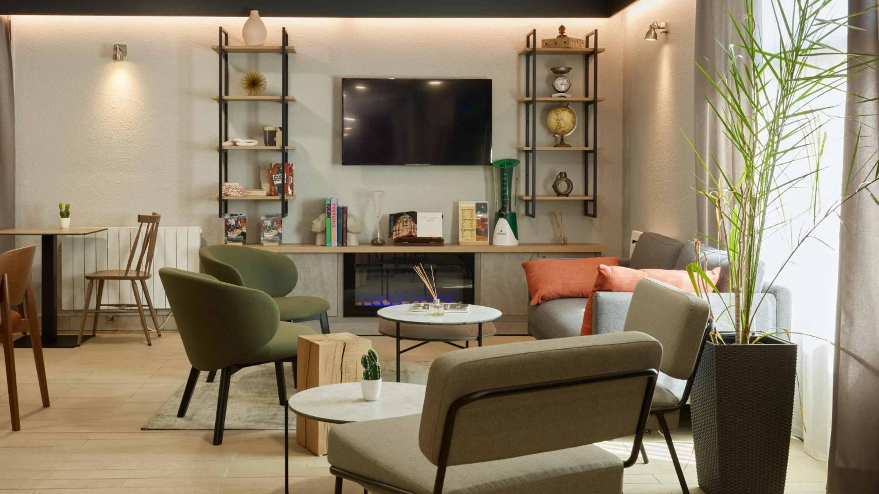 Communal lounge/ TV room in Campanile NATURE Les Ulis